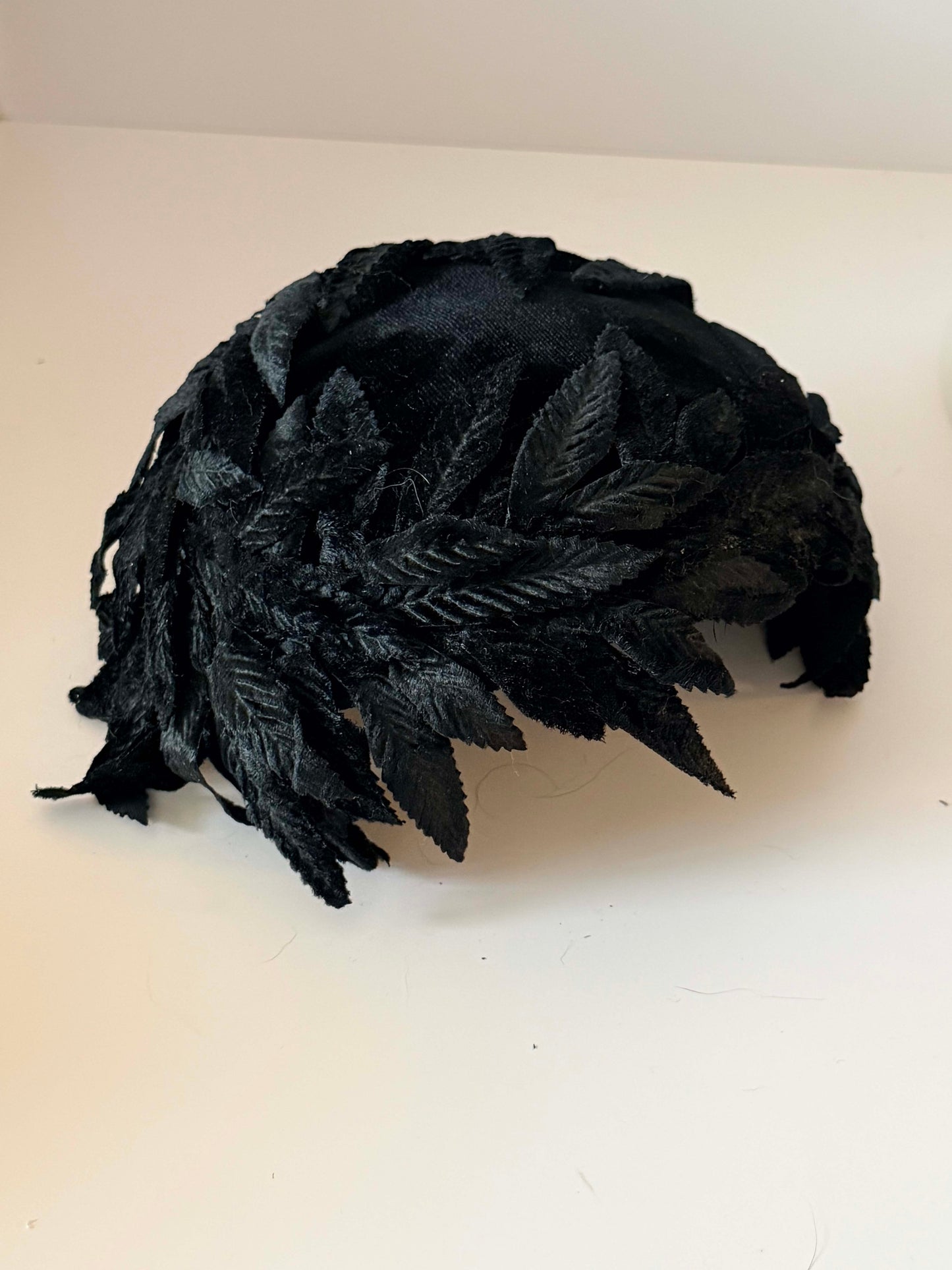 Vintage 1950s Black Leaf Cocktail Hat | Sculptural Velvet Leaf Fascinator | Mid Century Half Hat | Gothic Elegance Millinery | Audrey Hepburn Style Hat
