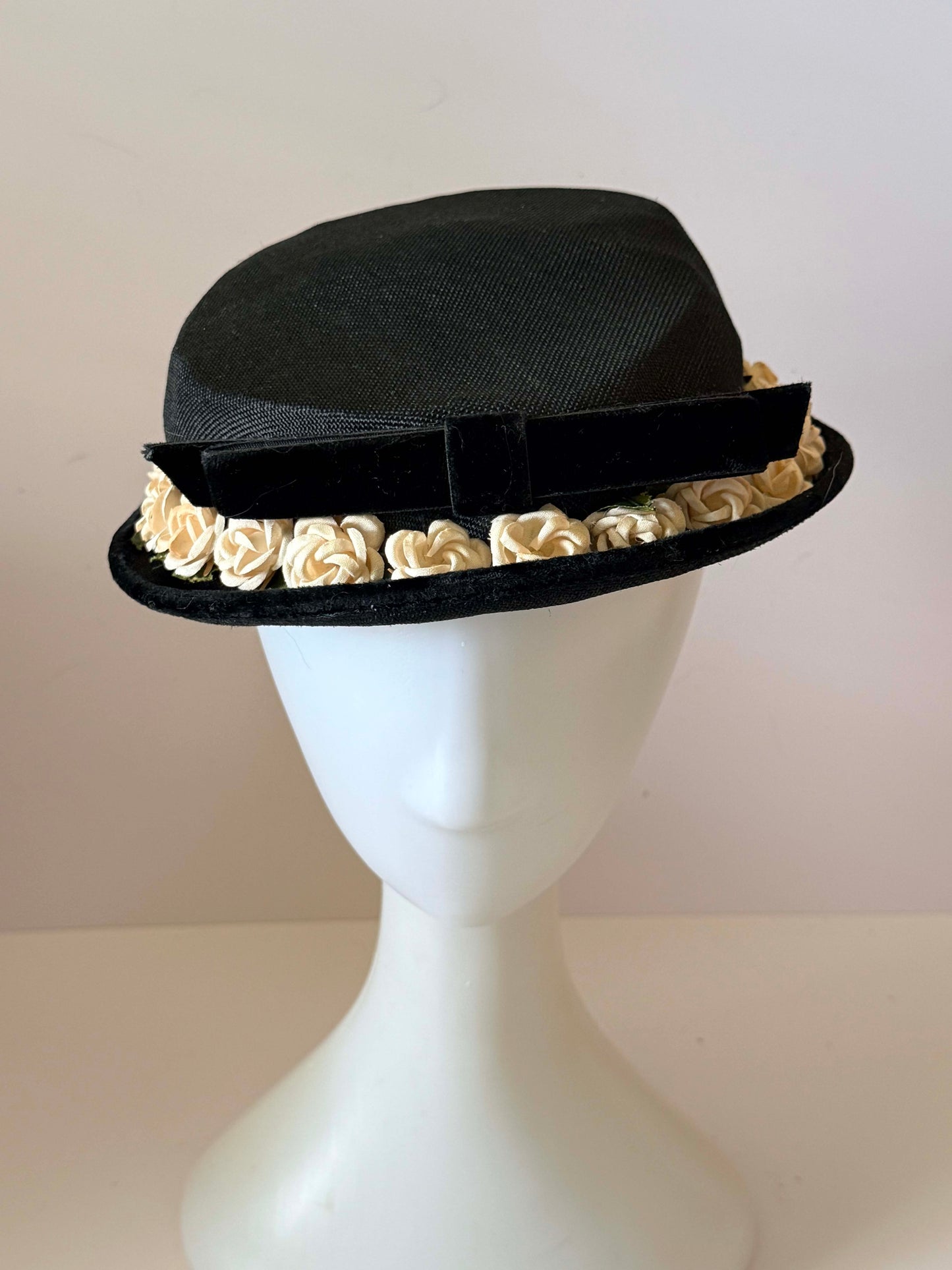 Vintage 1940s 1950s Black Floral Picture Hat | Cream Rose Trim Hat | Velvet Bow Cocktail Hat | Romantic Garden Party Hat | Church Wedding Hat