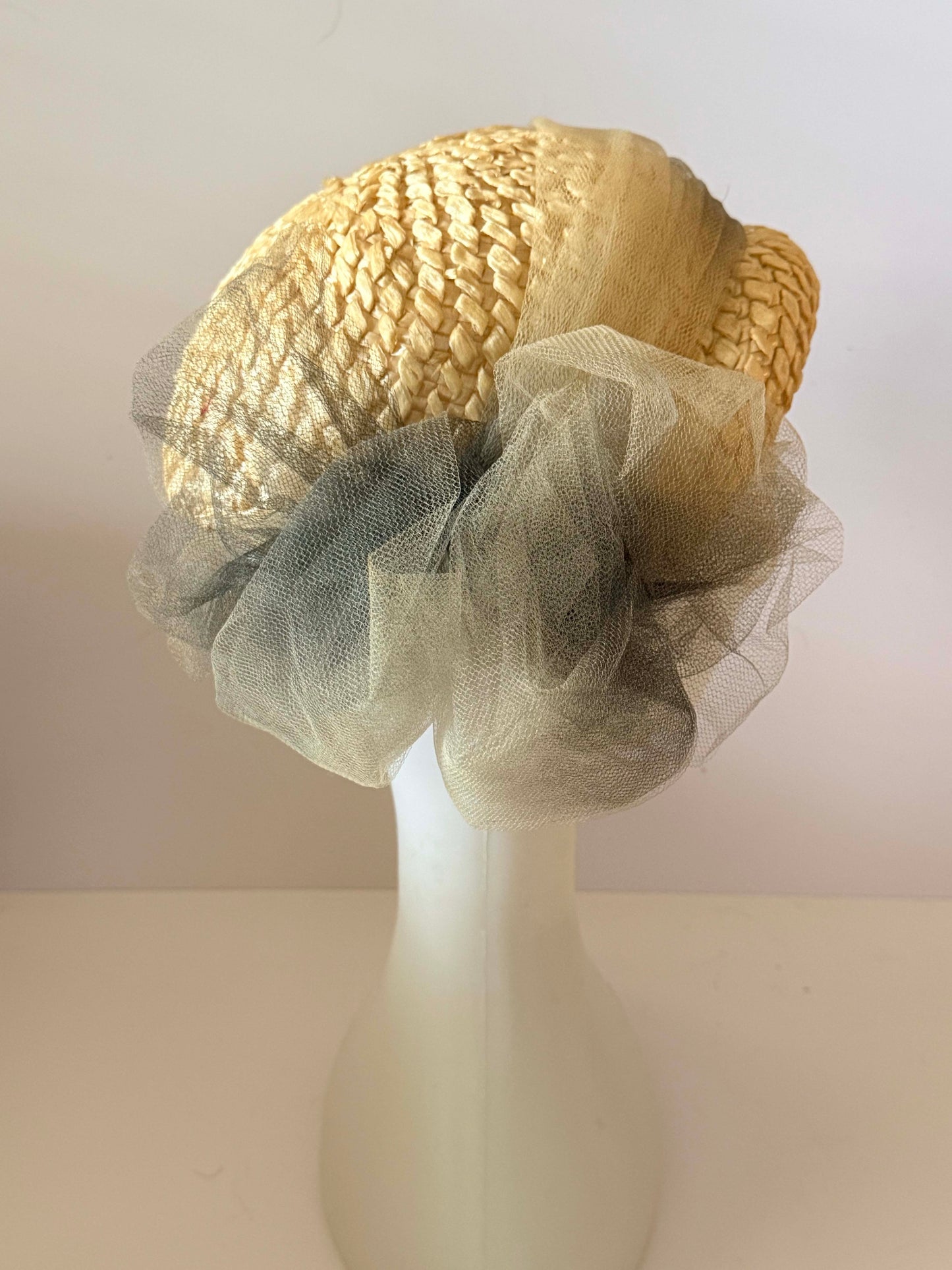 Vintage Royce Exclusive Straw Cloche Hat | Ivory Raffia Pillbox with Gray Tulle Bow | 1960s Derby Hat | Bridal Fascinator | Church Hat