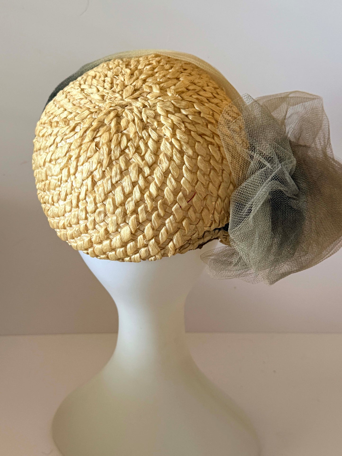 Vintage Royce Exclusive Straw Cloche Hat | Ivory Raffia Pillbox with Gray Tulle Bow | 1960s Derby Hat | Bridal Fascinator | Church Hat