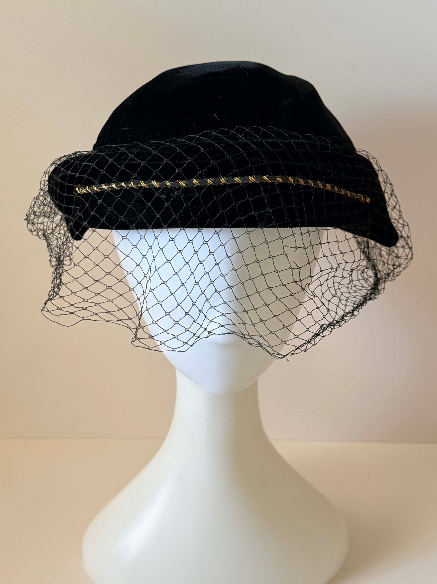 Vintage Black Velvet Birdcage Veil Hat, Cocktail Fascinator, 1950s Style Veiled Pillbox, Elegant Mourning Hat, Classic Evening Headpiece