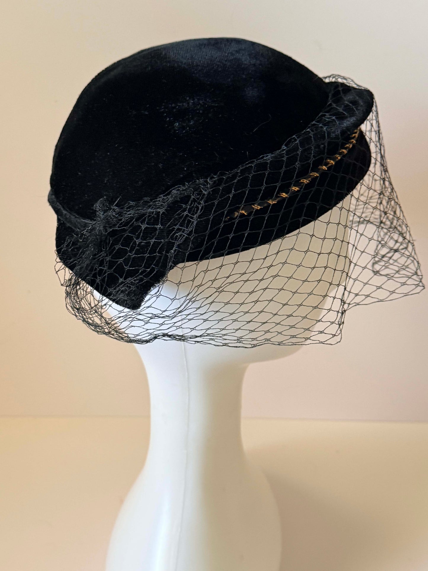 Vintage Black Velvet Birdcage Veil Hat, Cocktail Fascinator, 1950s Style Veiled Pillbox, Elegant Mourning Hat, Classic Evening Headpiece