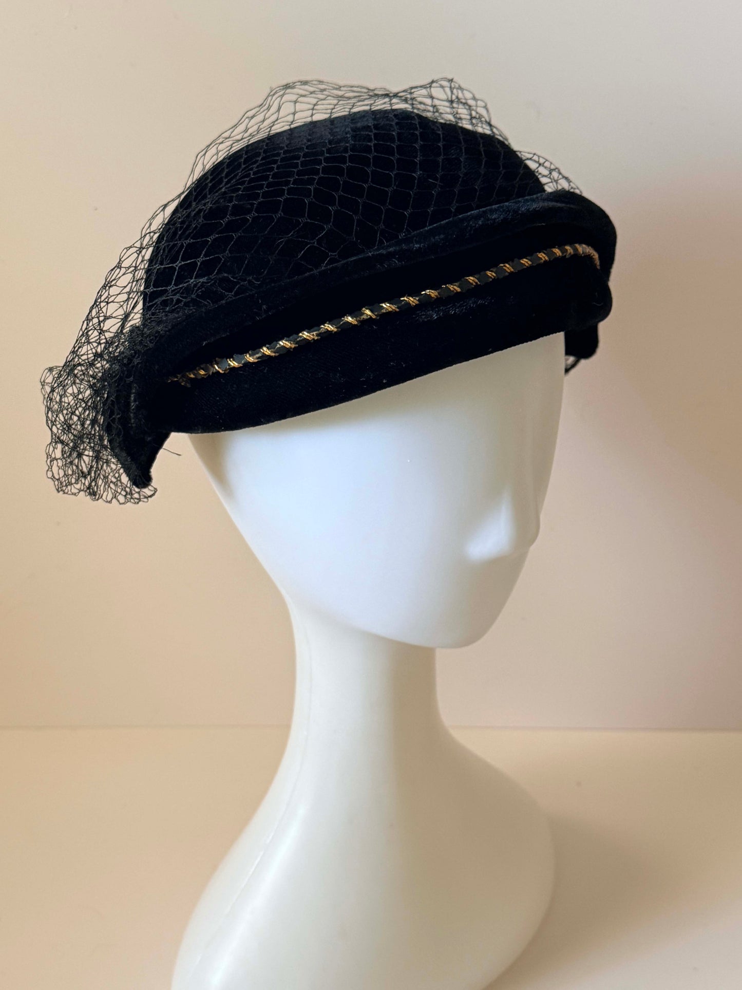 Vintage Black Velvet Birdcage Veil Hat, Cocktail Fascinator, 1950s Style Veiled Pillbox, Elegant Mourning Hat, Classic Evening Headpiece