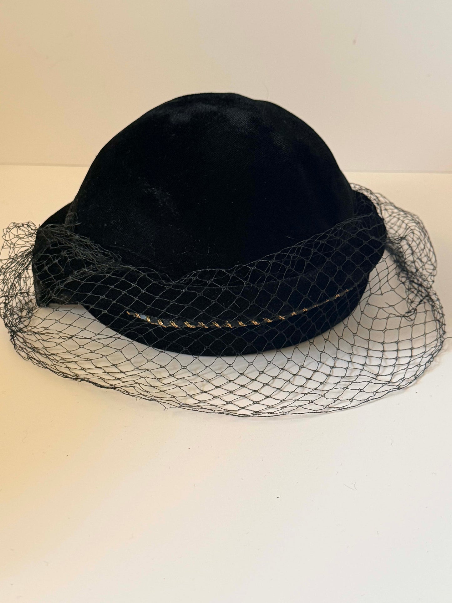 Vintage Black Velvet Birdcage Veil Hat, Cocktail Fascinator, 1950s Style Veiled Pillbox, Elegant Mourning Hat, Classic Evening Headpiece
