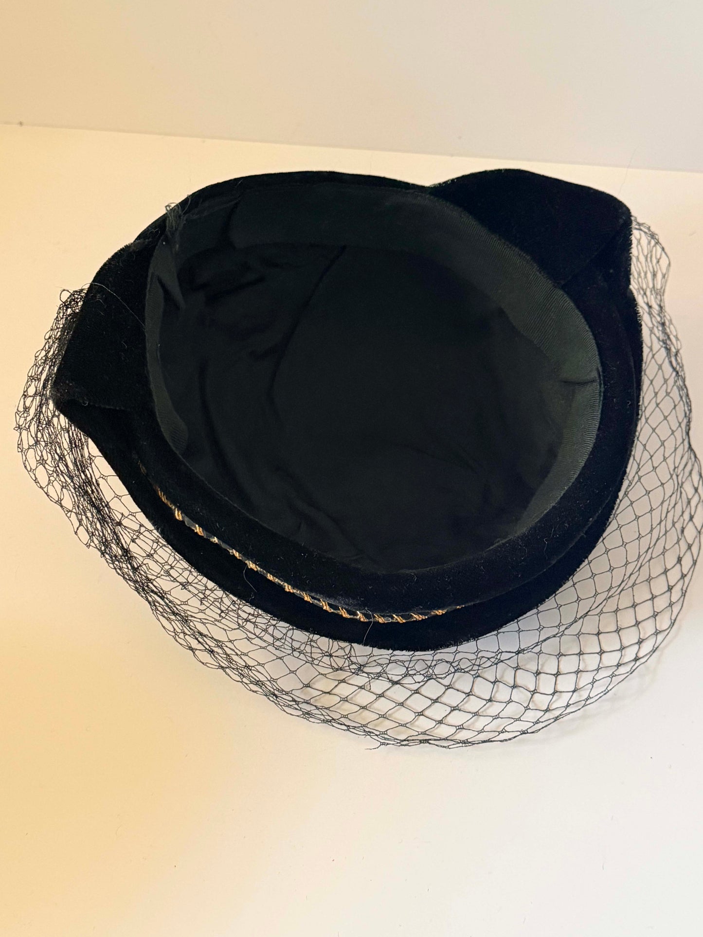 Vintage Black Velvet Birdcage Veil Hat, Cocktail Fascinator, 1950s Style Veiled Pillbox, Elegant Mourning Hat, Classic Evening Headpiece