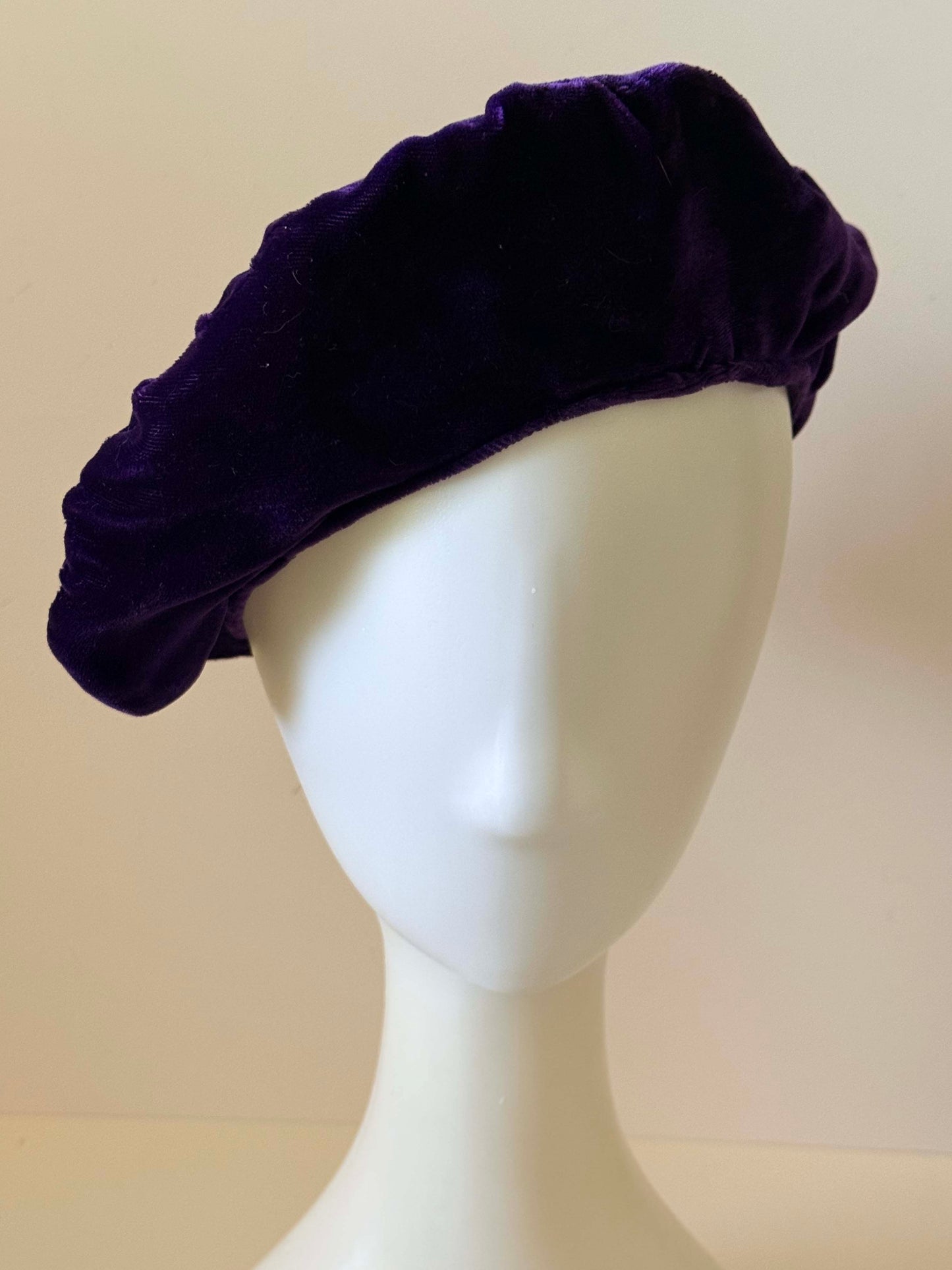 Vintage Purple Velvet Beret Hat, Rich Plum Velvet Tam, Classic French Style Beret, 1960s 1970s Fashion Hat, Elegant Velvet Cap