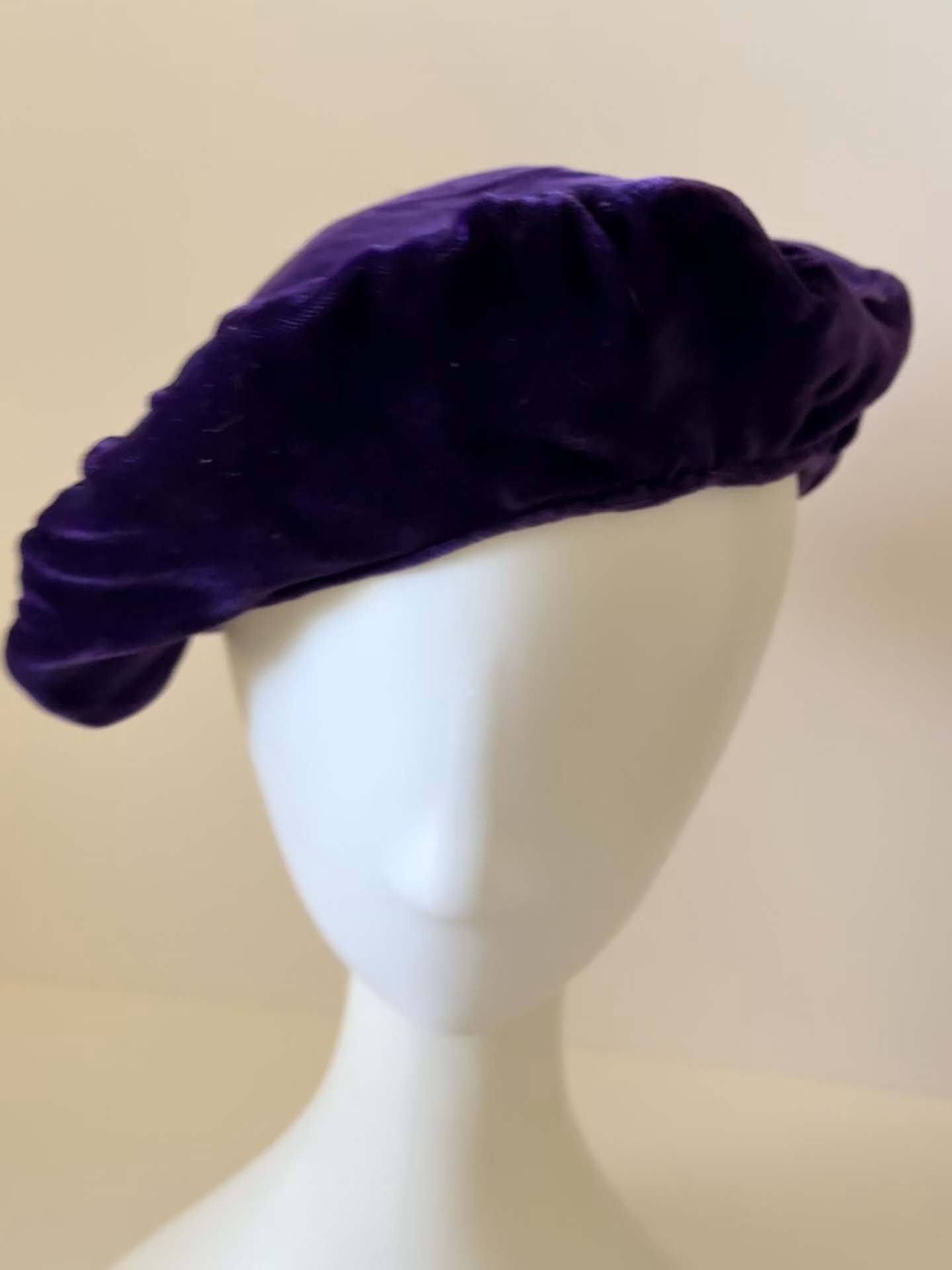 Vintage Purple Velvet Beret Hat, Rich Plum Velvet Tam, Classic French Style Beret, 1960s 1970s Fashion Hat, Elegant Velvet Cap