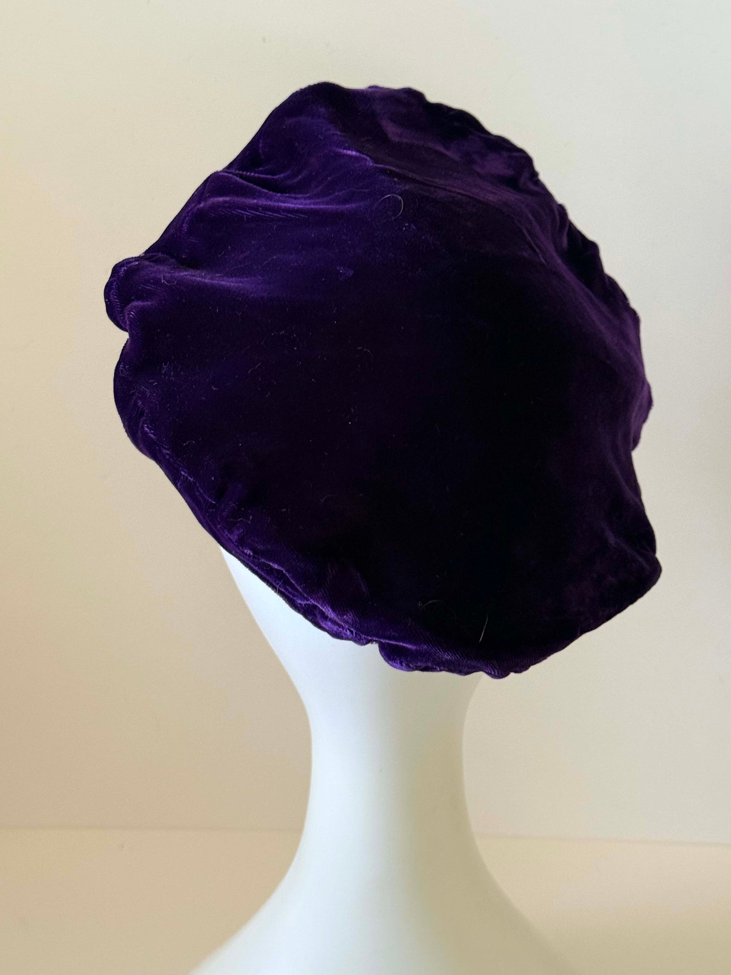Vintage Purple Velvet Beret Hat, Rich Plum Velvet Tam, Classic French Style Beret, 1960s 1970s Fashion Hat, Elegant Velvet Cap
