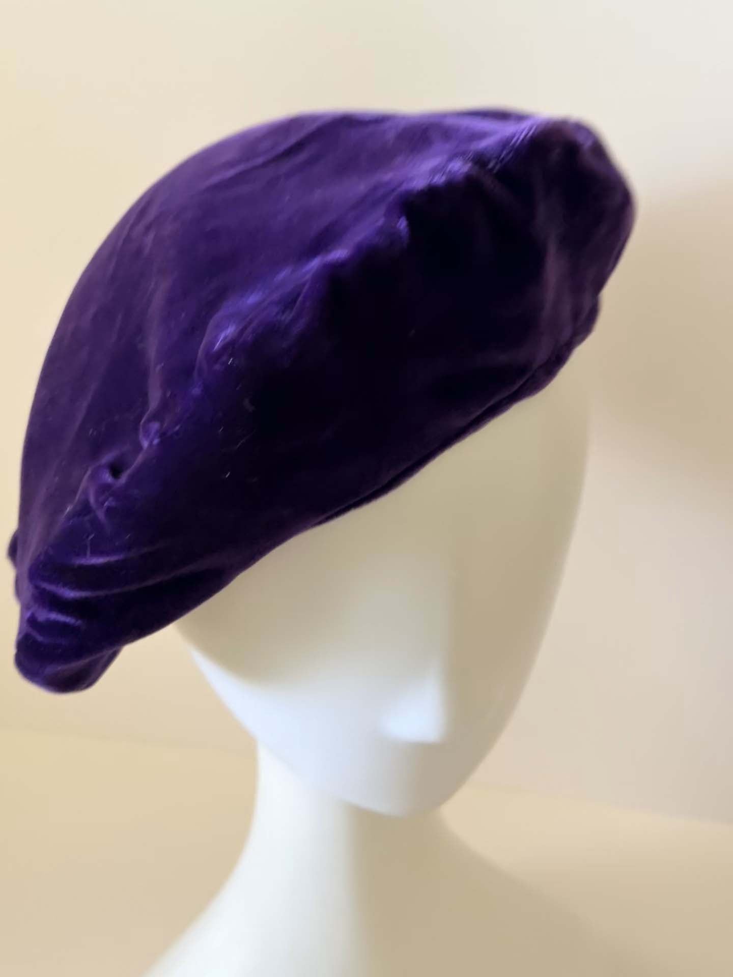 Vintage Purple Velvet Beret Hat, Rich Plum Velvet Tam, Classic French Style Beret, 1960s 1970s Fashion Hat, Elegant Velvet Cap