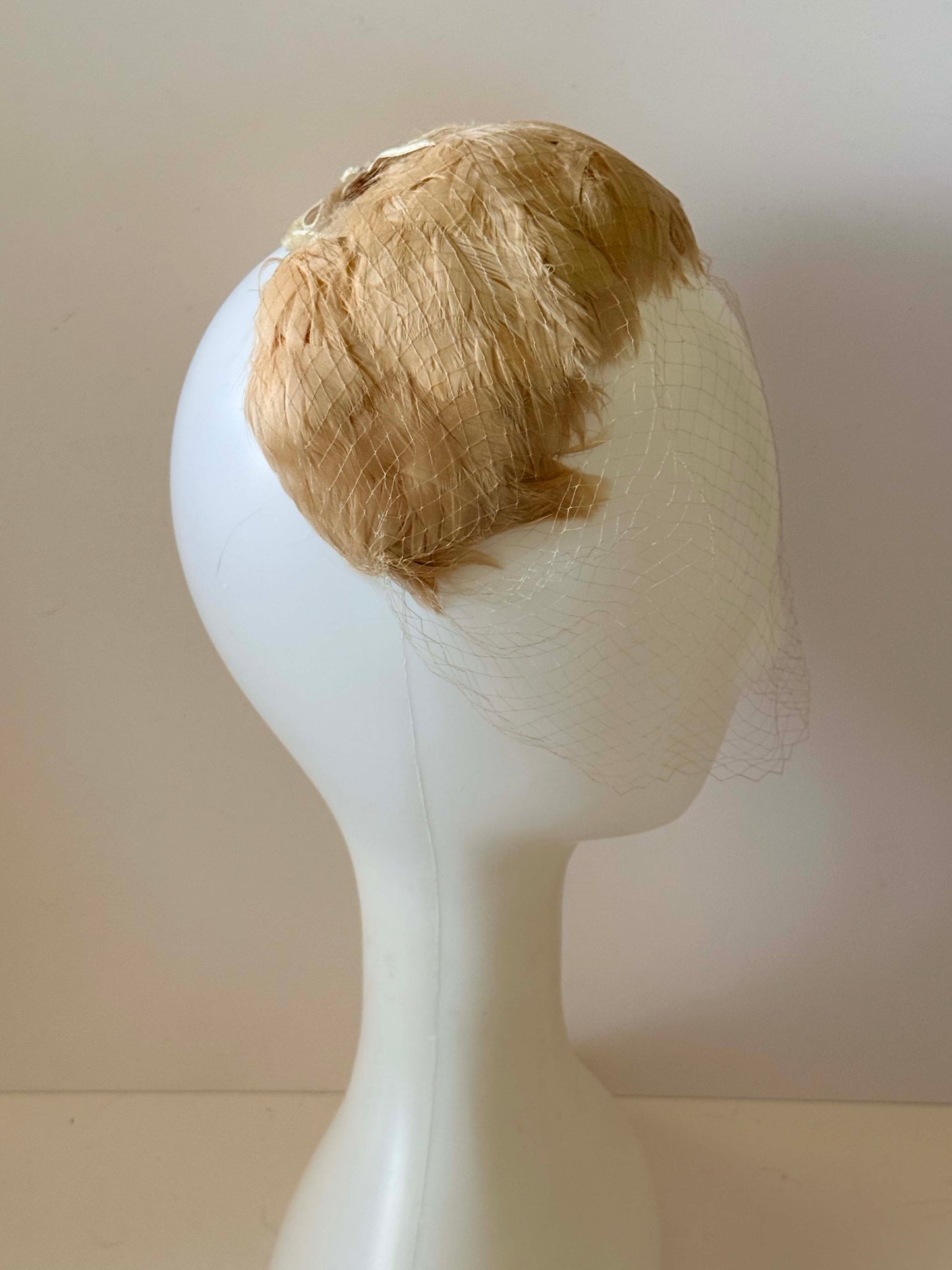 Vintage 1940s Feather Cocktail Hat with Veil, Cream Dirty Pink Fascinator, WWII Era Tilt Hat, Vintage Bridal Hat, Veil Ready Headpiece