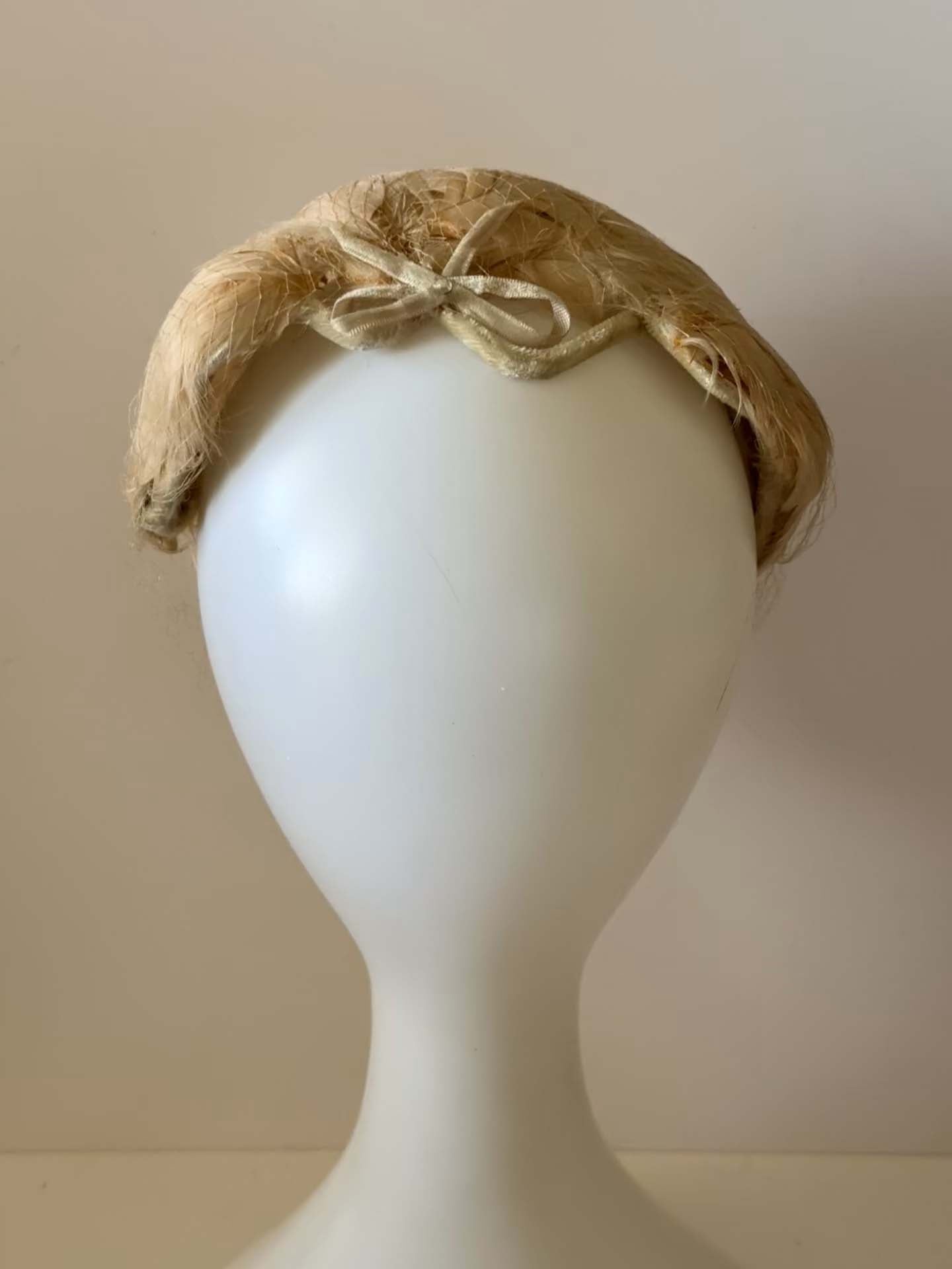 Vintage 1940s Feather Cocktail Hat with Veil, Cream Dirty Pink Fascinator, WWII Era Tilt Hat, Vintage Bridal Hat, Veil Ready Headpiece