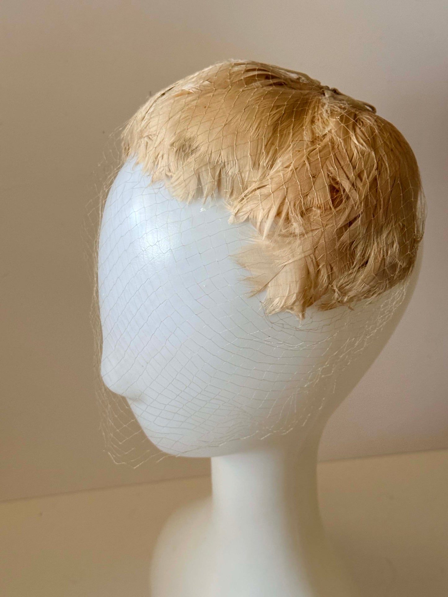 Vintage 1940s Feather Cocktail Hat with Veil, Cream Dirty Pink Fascinator, WWII Era Tilt Hat, Vintage Bridal Hat, Veil Ready Headpiece