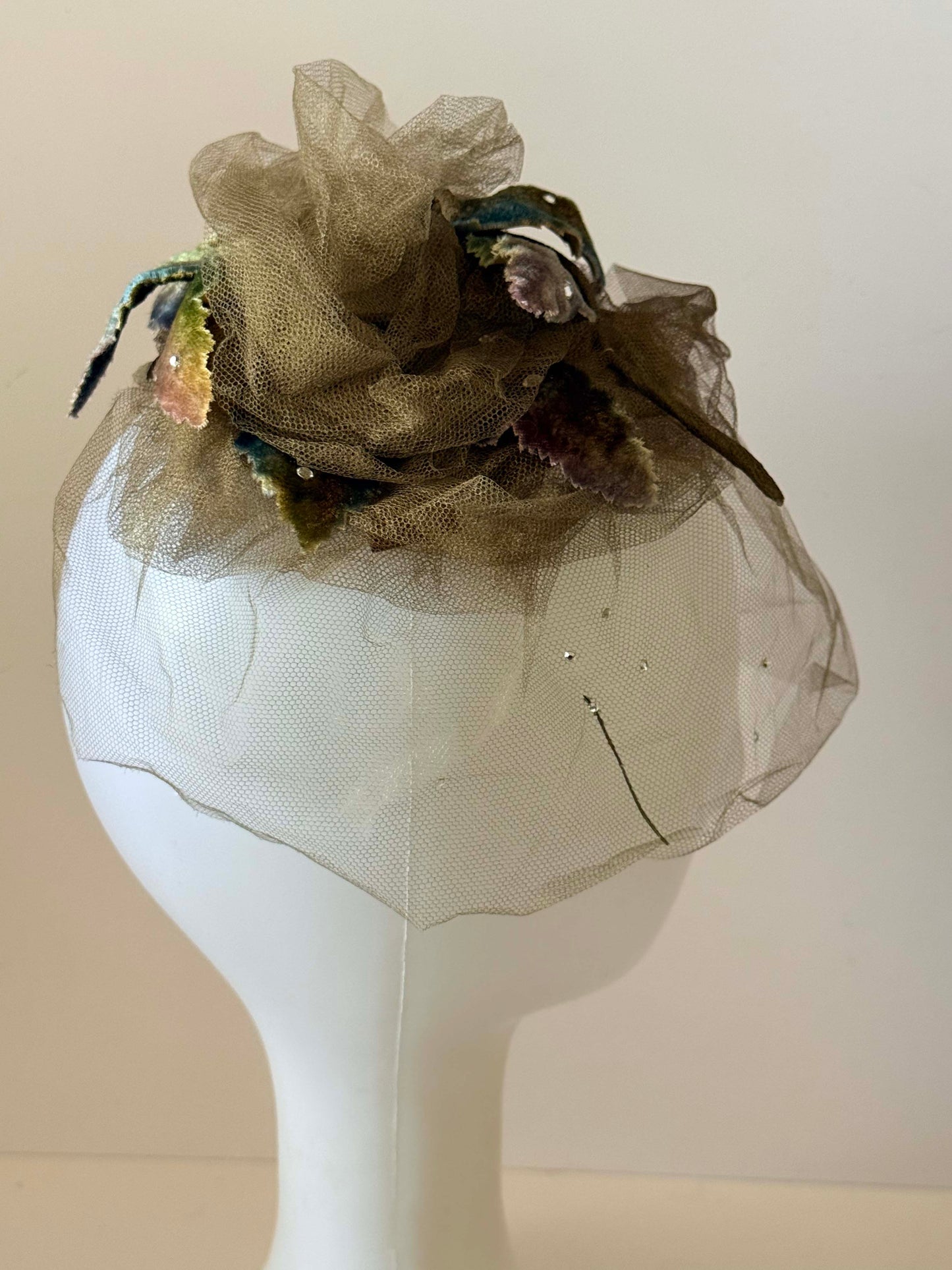 Vintage Crescent Spokane Veiled Fascinator Hat, Brown Tulle Cocktail Hat, Velvet Leaf Fascinator, 1950s Woodland Veil Hat, Rhinestone Millinery