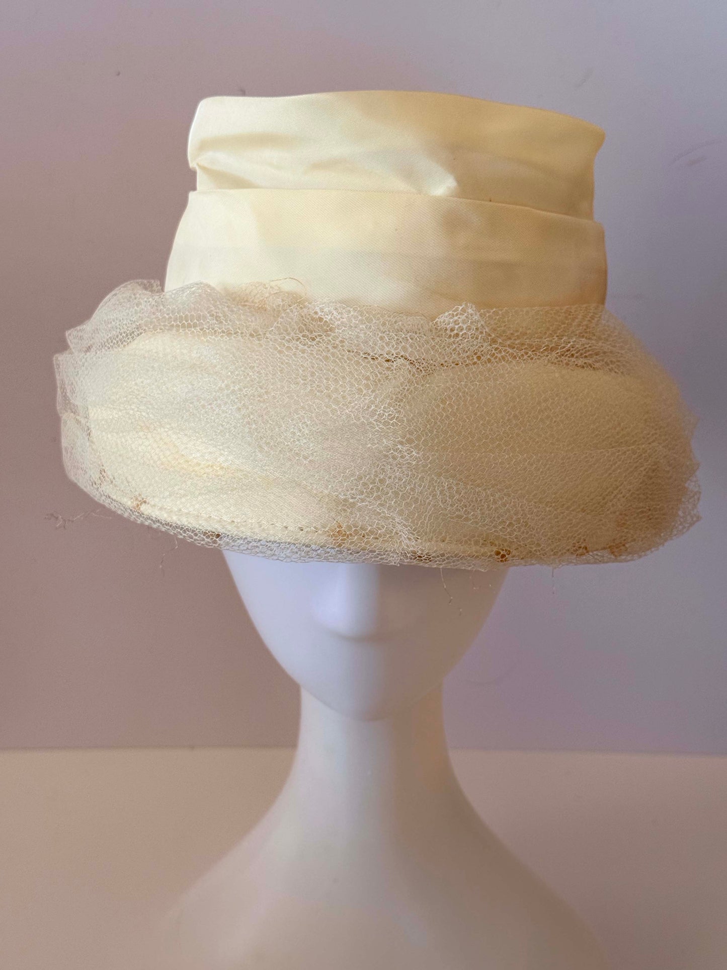 Vintage Ivory Tulle Hat | 1960s Bridal Pillbox Hat | Wedding Veil Hat | Jackie Kennedy Style Hat | Vintage Bride Fascinator | Cream Silk Millinery