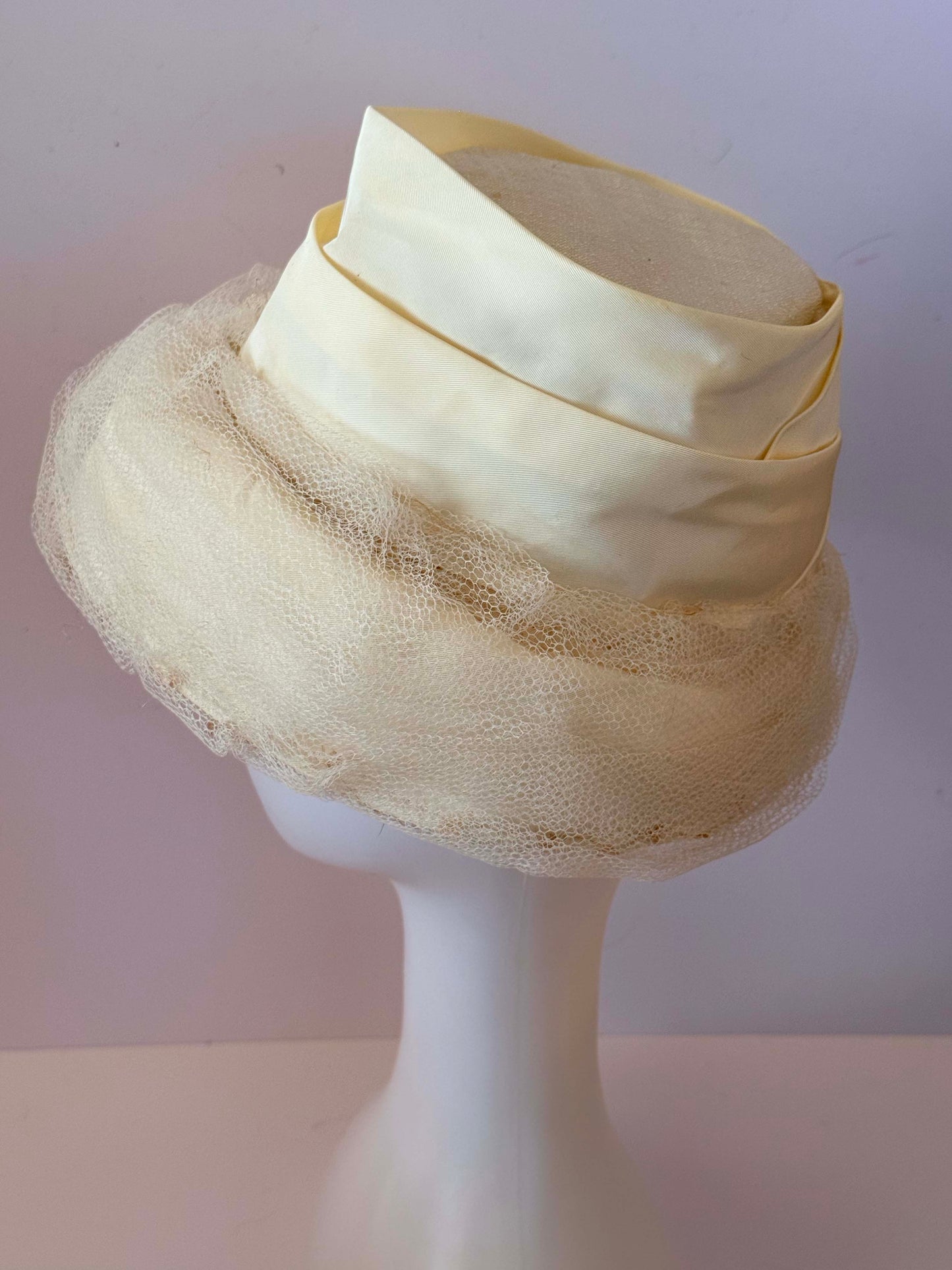 Vintage Ivory Tulle Hat | 1960s Bridal Pillbox Hat | Wedding Veil Hat | Jackie Kennedy Style Hat | Vintage Bride Fascinator | Cream Silk Millinery