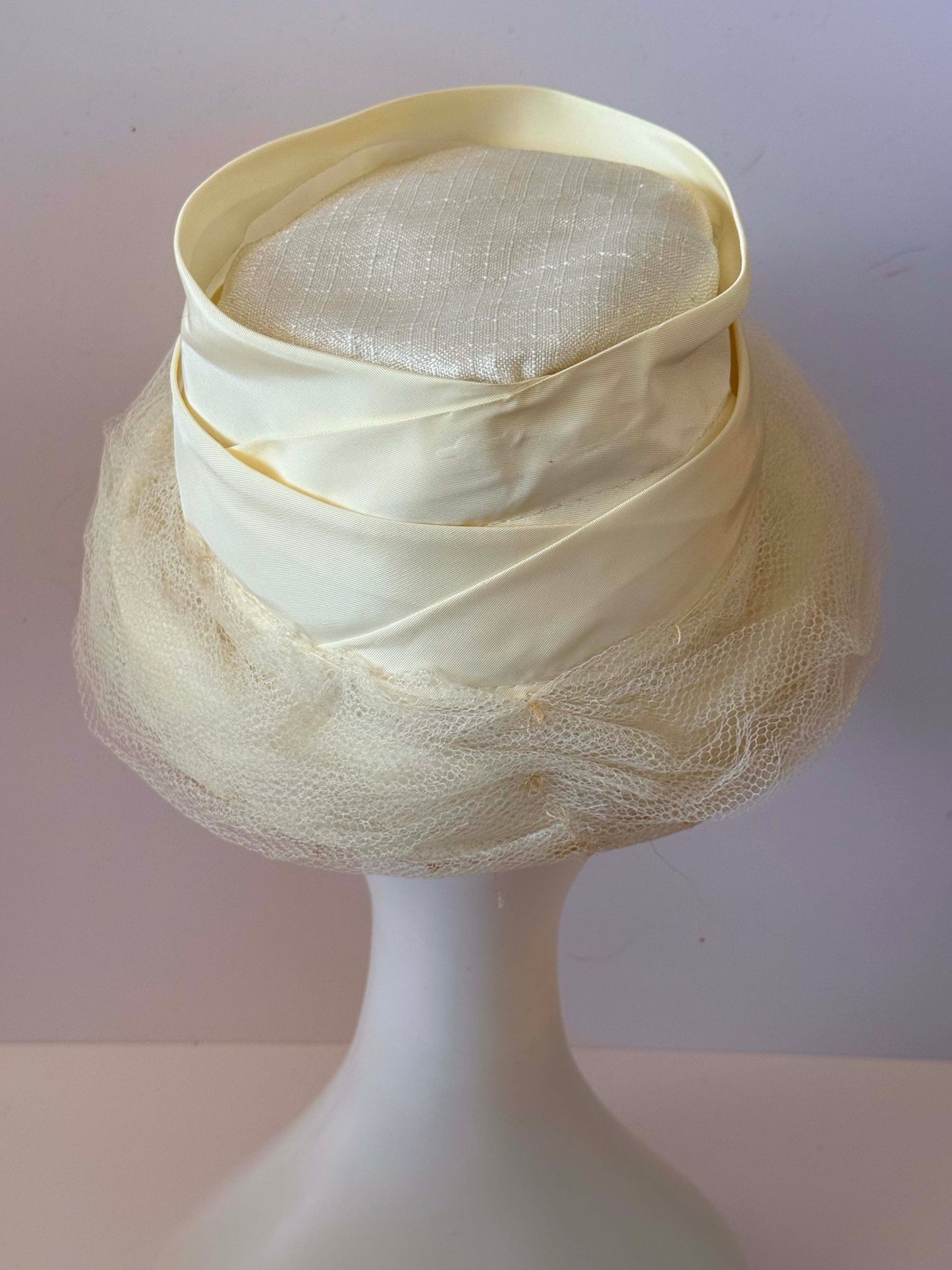 Vintage Ivory Tulle Hat | 1960s Bridal Pillbox Hat | Wedding Veil Hat | Jackie Kennedy Style Hat | Vintage Bride Fascinator | Cream Silk Millinery