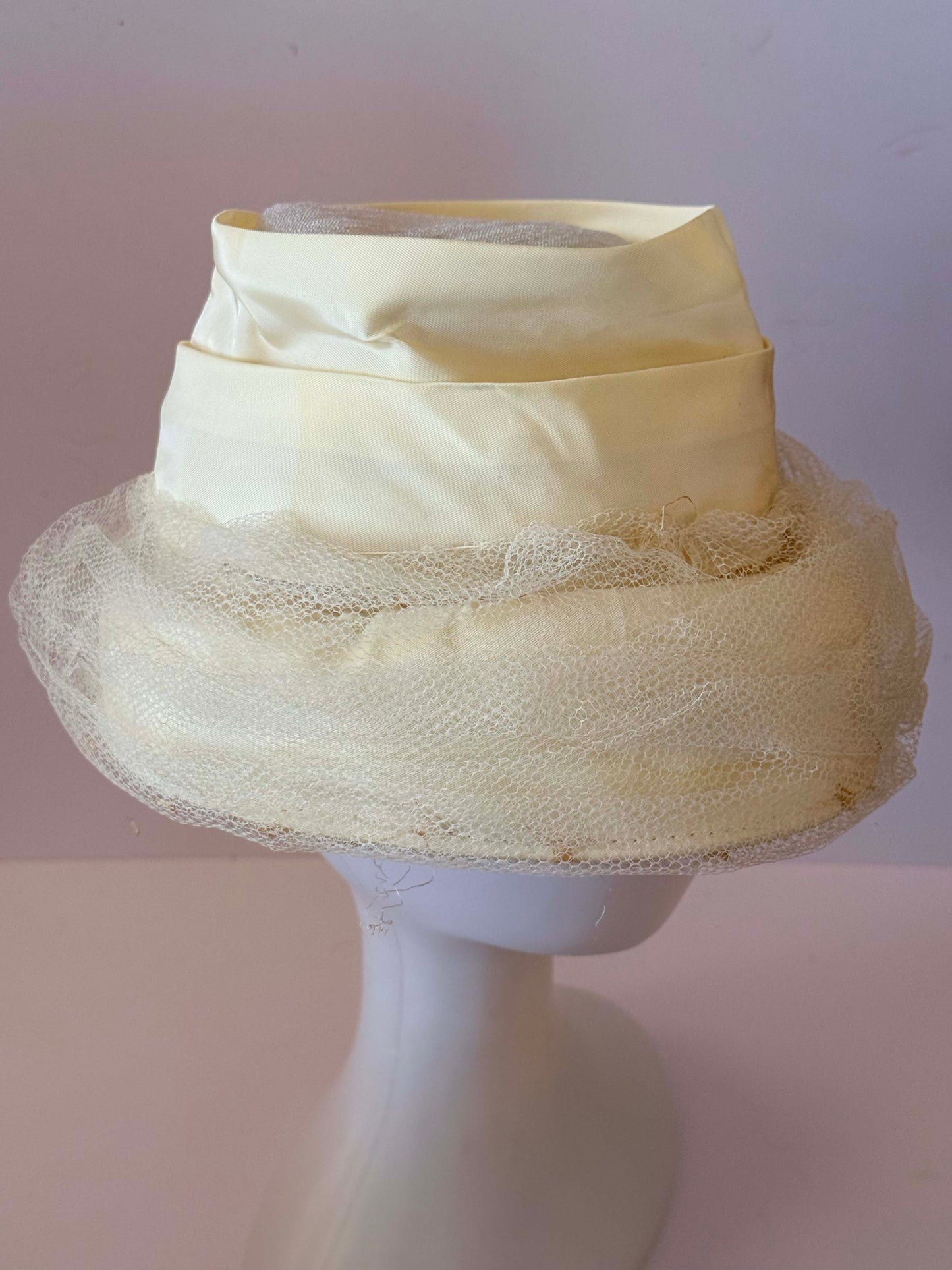 Vintage Ivory Tulle Hat | 1960s Bridal Pillbox Hat | Wedding Veil Hat | Jackie Kennedy Style Hat | Vintage Bride Fascinator | Cream Silk Millinery