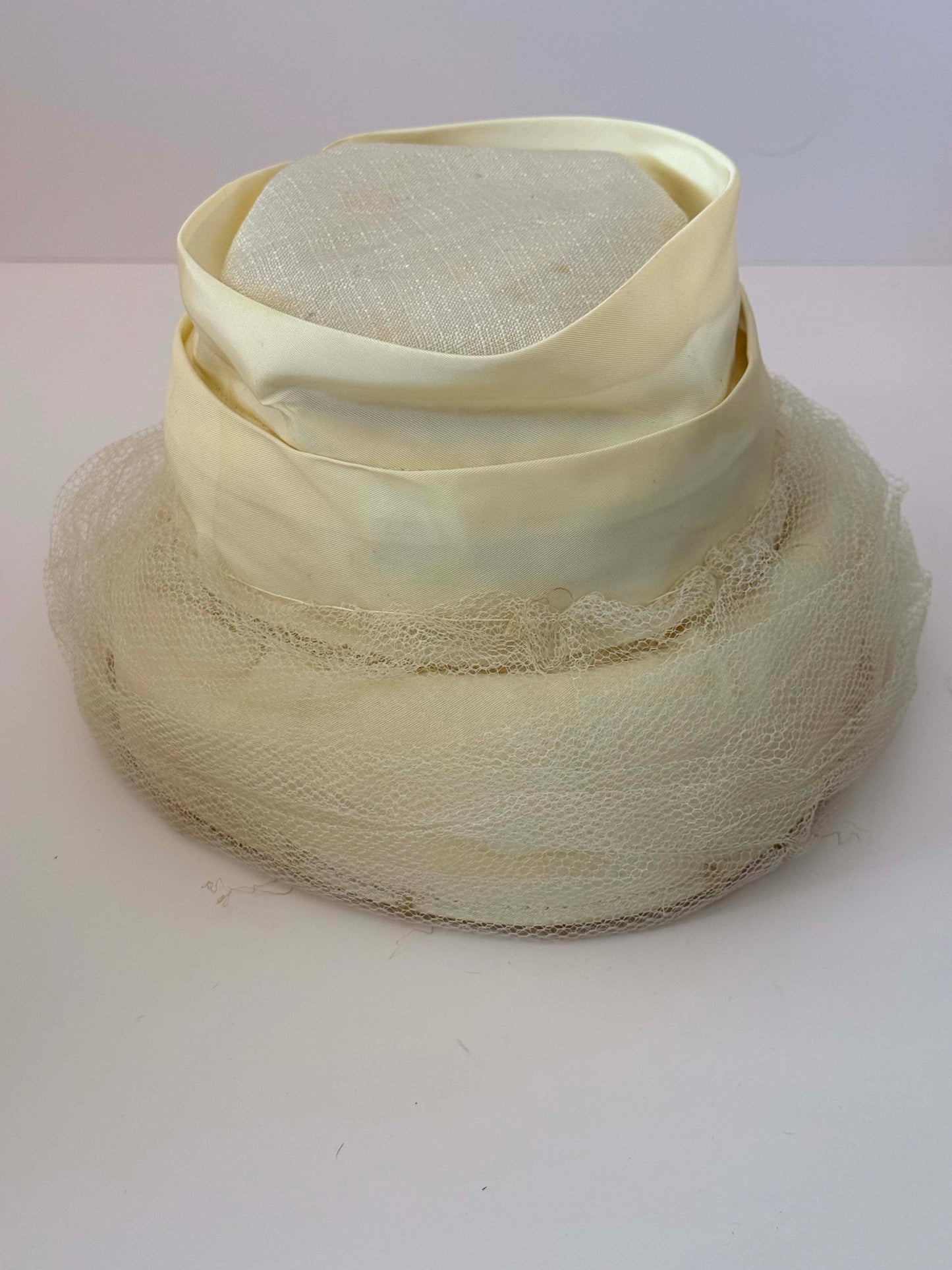 Vintage Ivory Tulle Hat | 1960s Bridal Pillbox Hat | Wedding Veil Hat | Jackie Kennedy Style Hat | Vintage Bride Fascinator | Cream Silk Millinery