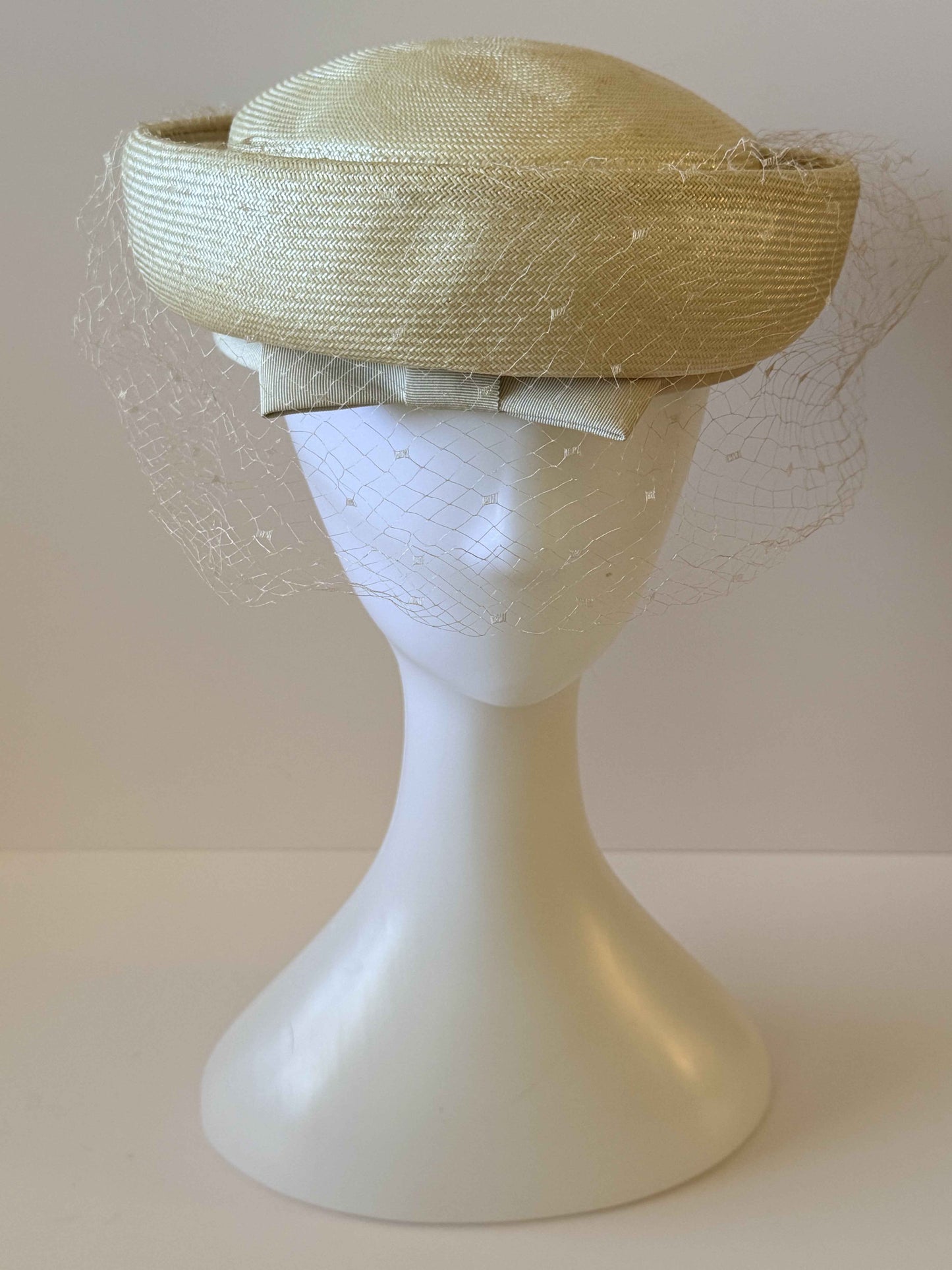 1950s–1960s Elise-Lou Vintage Butter Yellow Straw Hat with Net Veil – Mid-Century Elegance