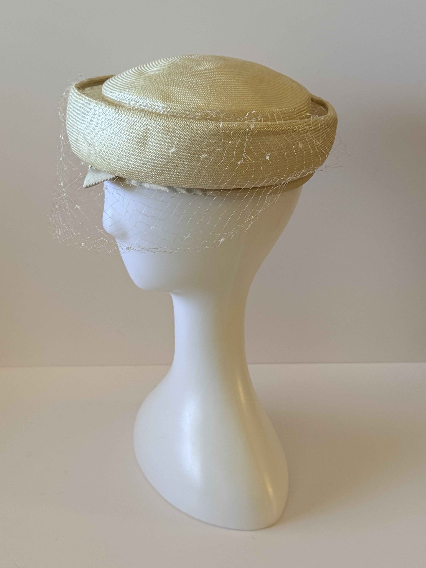 1950s–1960s Elise-Lou Vintage Butter Yellow Straw Hat with Net Veil – Mid-Century Elegance