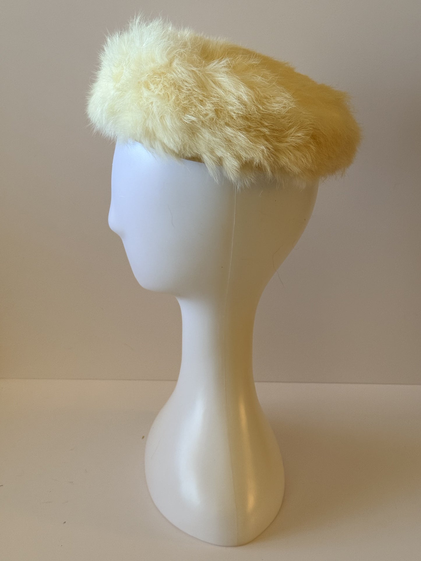 1950s–1960s Vintage Cream Fur Hat – Classic Mid-Century Winter Statement Hat