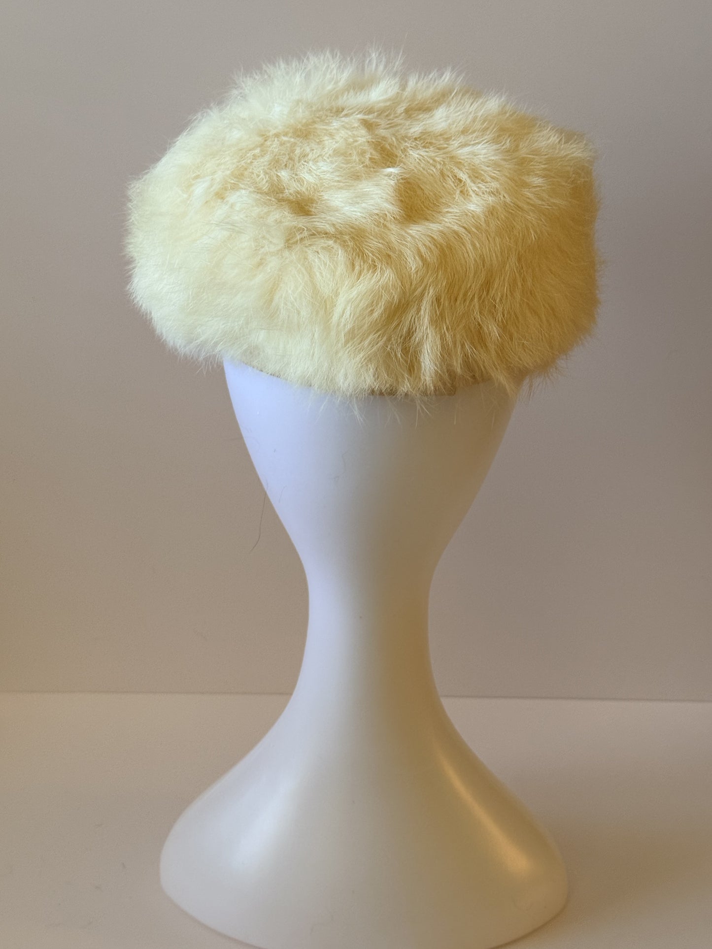 1950s–1960s Vintage Cream Fur Hat – Classic Mid-Century Winter Statement Hat