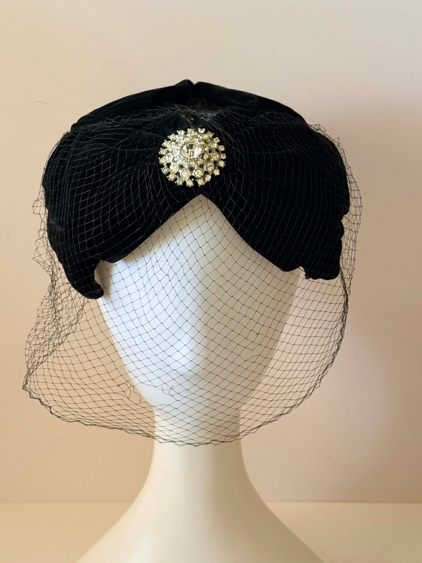 Vintage Black Velvet Turban Hat with Rhinestone Brooch and Veil | 1950s Cocktail Hat | Old Hollywood Fascinator | Mid Century Evening Hat