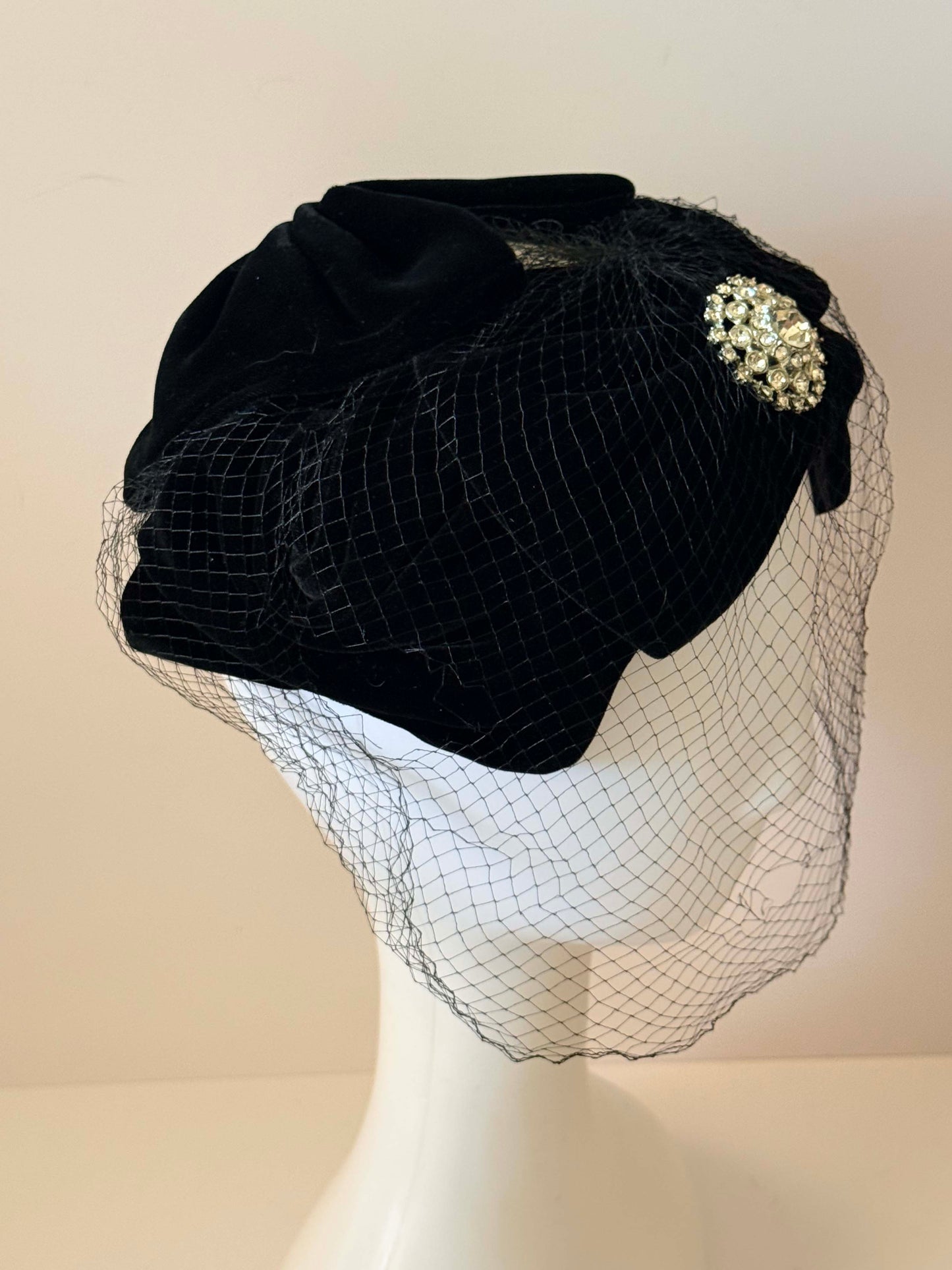Vintage Black Velvet Turban Hat with Rhinestone Brooch and Veil | 1950s Cocktail Hat | Old Hollywood Fascinator | Mid Century Evening Hat