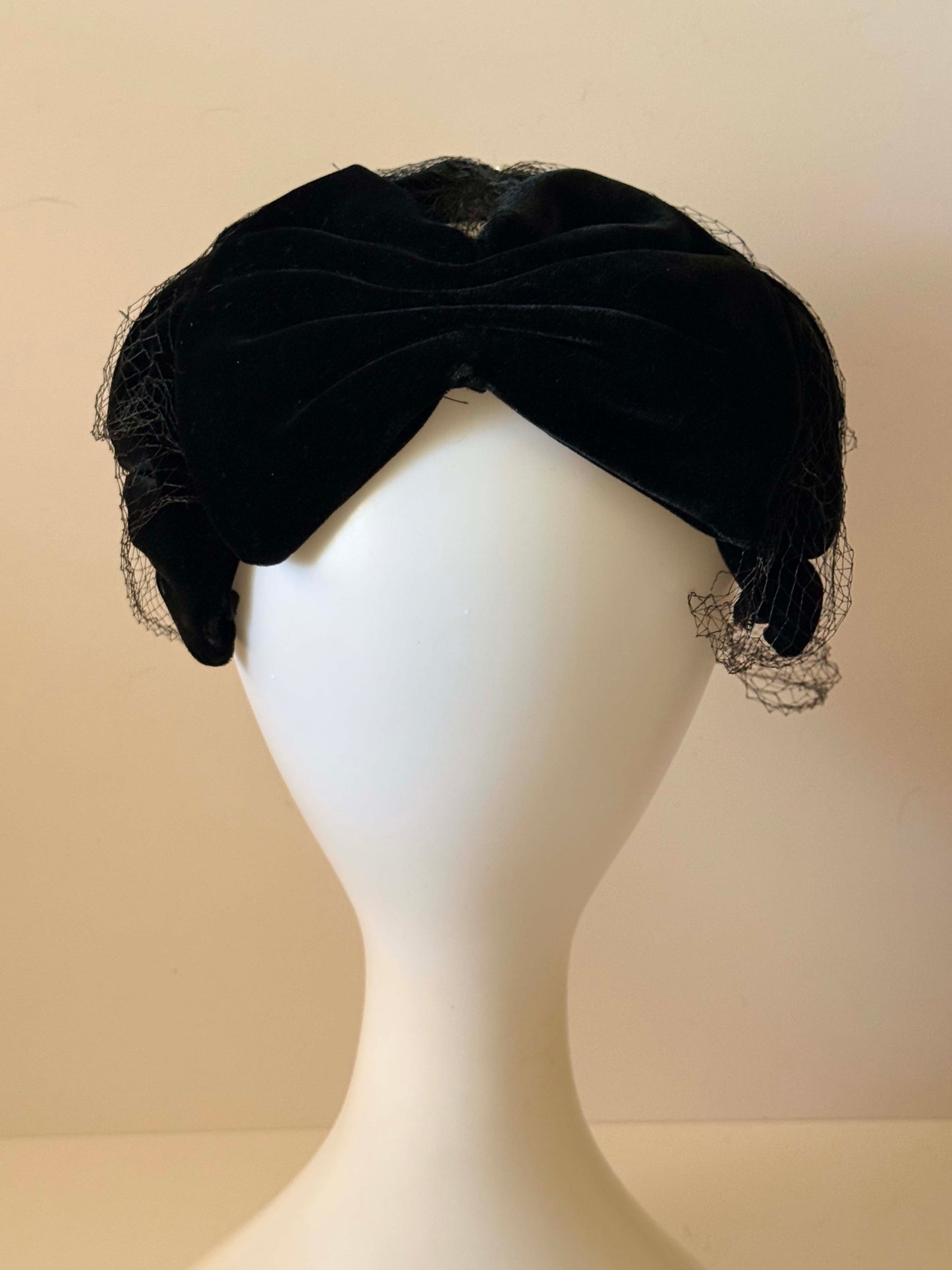 Vintage Black Velvet Turban Hat with Rhinestone Brooch and Veil | 1950s Cocktail Hat | Old Hollywood Fascinator | Mid Century Evening Hat