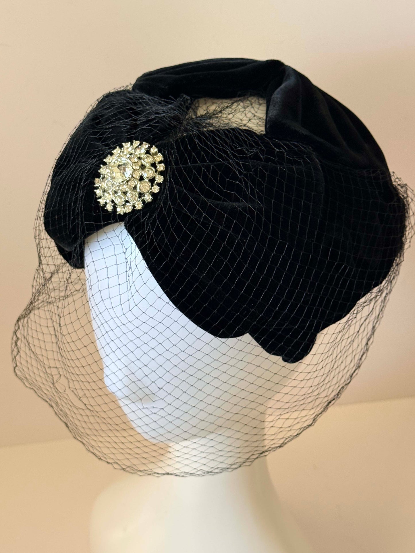 Vintage Black Velvet Turban Hat with Rhinestone Brooch and Veil | 1950s Cocktail Hat | Old Hollywood Fascinator | Mid Century Evening Hat