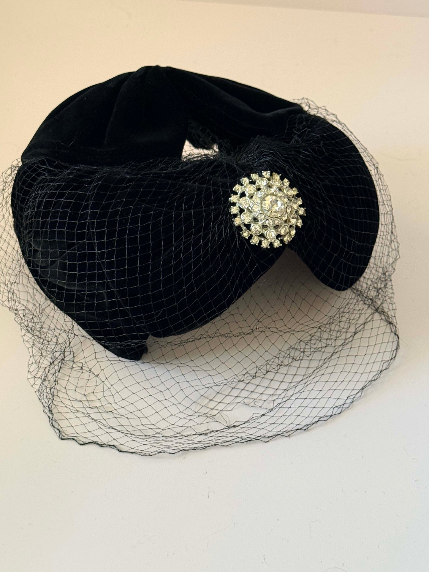 Vintage Black Velvet Turban Hat with Rhinestone Brooch and Veil | 1950s Cocktail Hat | Old Hollywood Fascinator | Mid Century Evening Hat