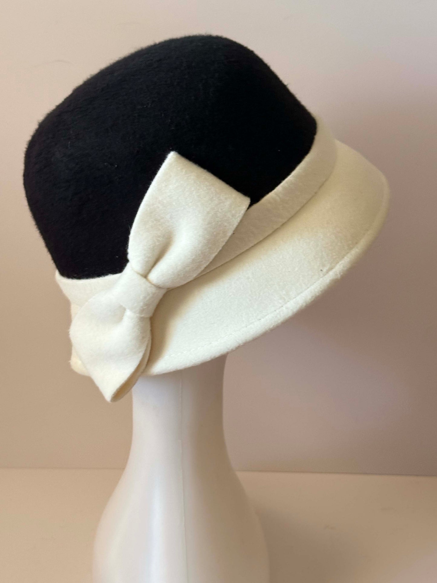 Vintage Black and White Cloche Hat | Mod Wool Felt Hat | 1960s Style Bow Hat | Winter Church Hat | Retro Bucket Hat