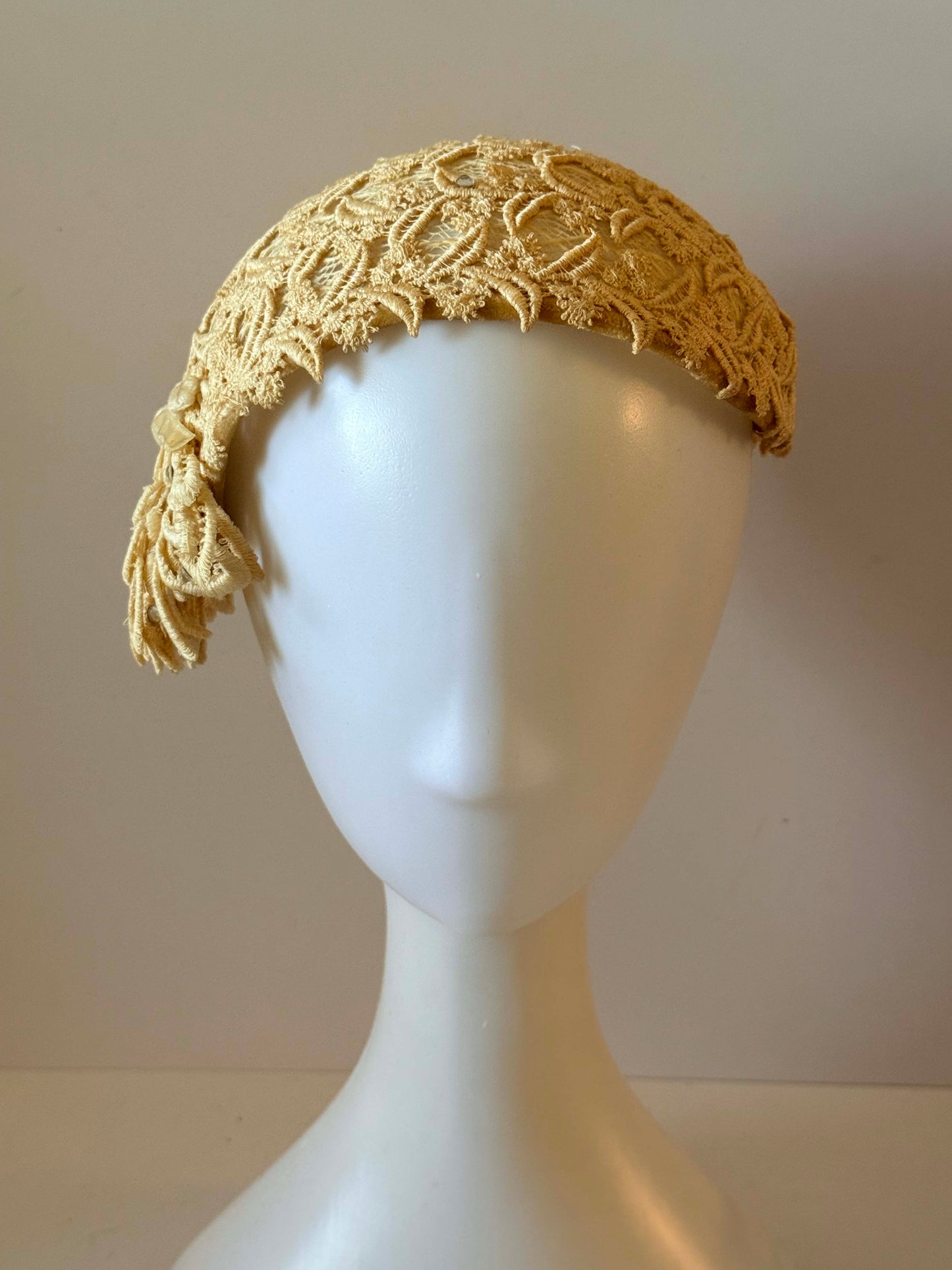 Vintage Lace Cocktail Hat | 1950s Ivory Lace Fascinator | Bridal Half Hat | Vintage Wedding Headpiece | Lace Juliet Cap