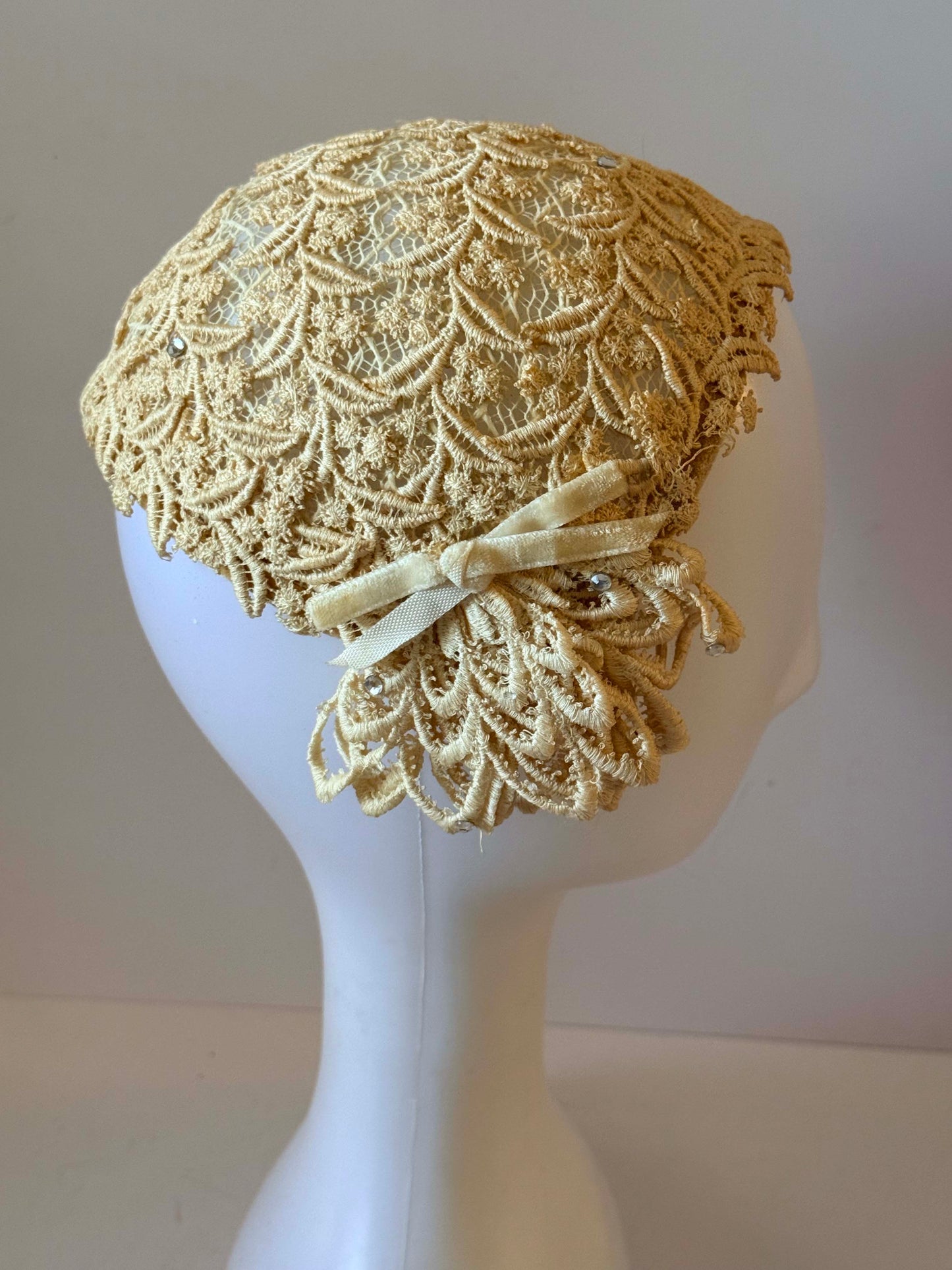 Vintage Lace Cocktail Hat | 1950s Ivory Lace Fascinator | Bridal Half Hat | Vintage Wedding Headpiece | Lace Juliet Cap