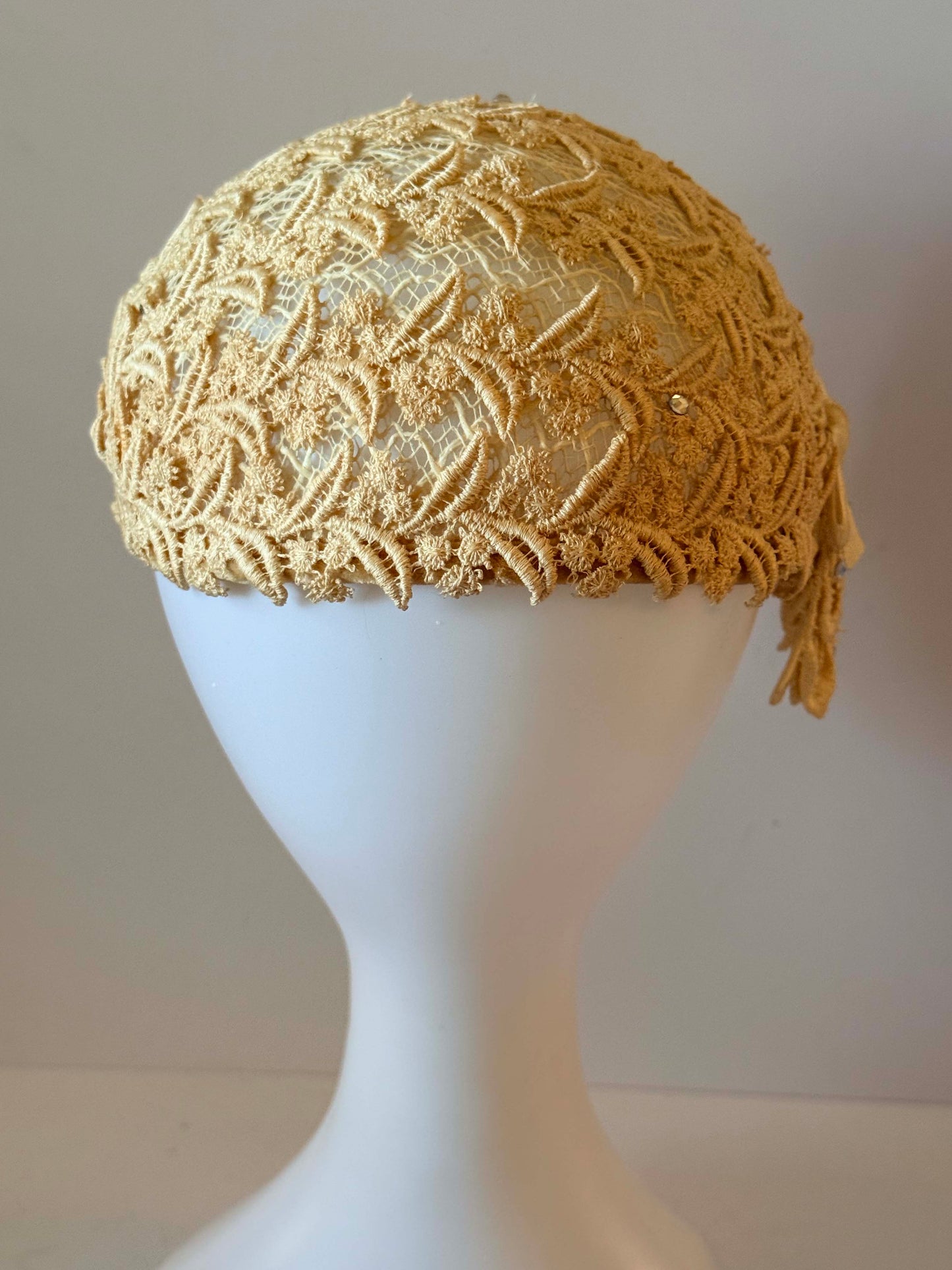 Vintage Lace Cocktail Hat | 1950s Ivory Lace Fascinator | Bridal Half Hat | Vintage Wedding Headpiece | Lace Juliet Cap