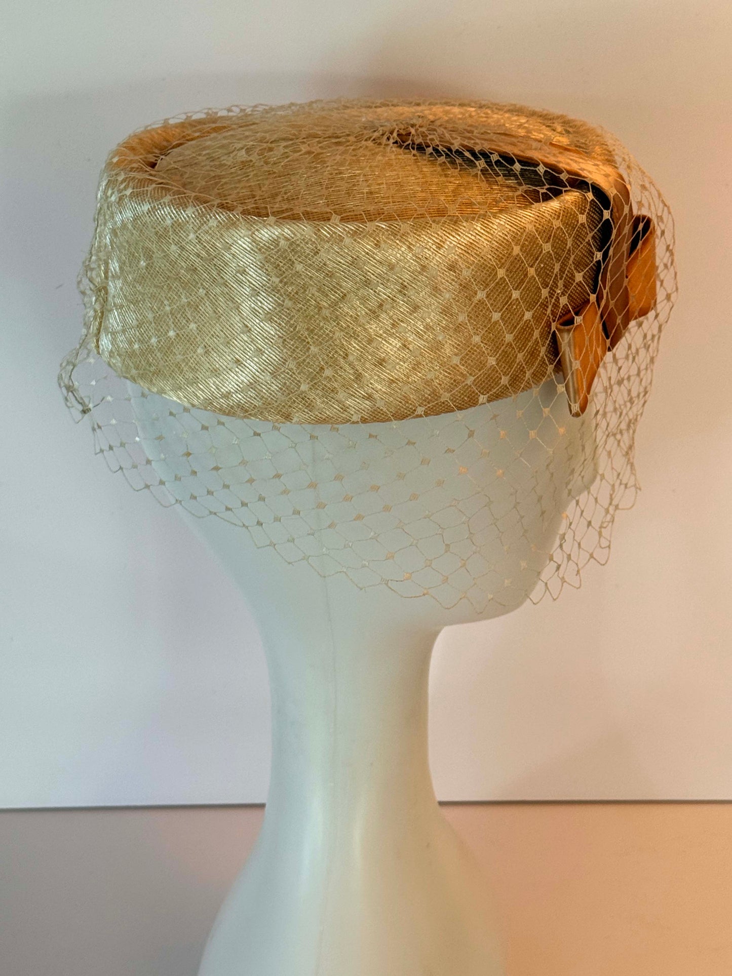 Vintage 1960s Ivory Pillbox Hat with Birdcage Veil | Bridal Cocktail Hat | Classic Wedding Fascinator
