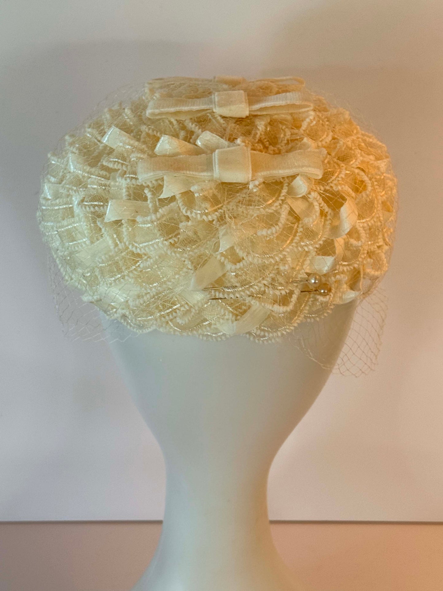 Vintage 1960s Ivory Lace Pillbox Hat with Birdcage Veil | Bridal Fascinator | Elegant Wedding Cocktail Hat