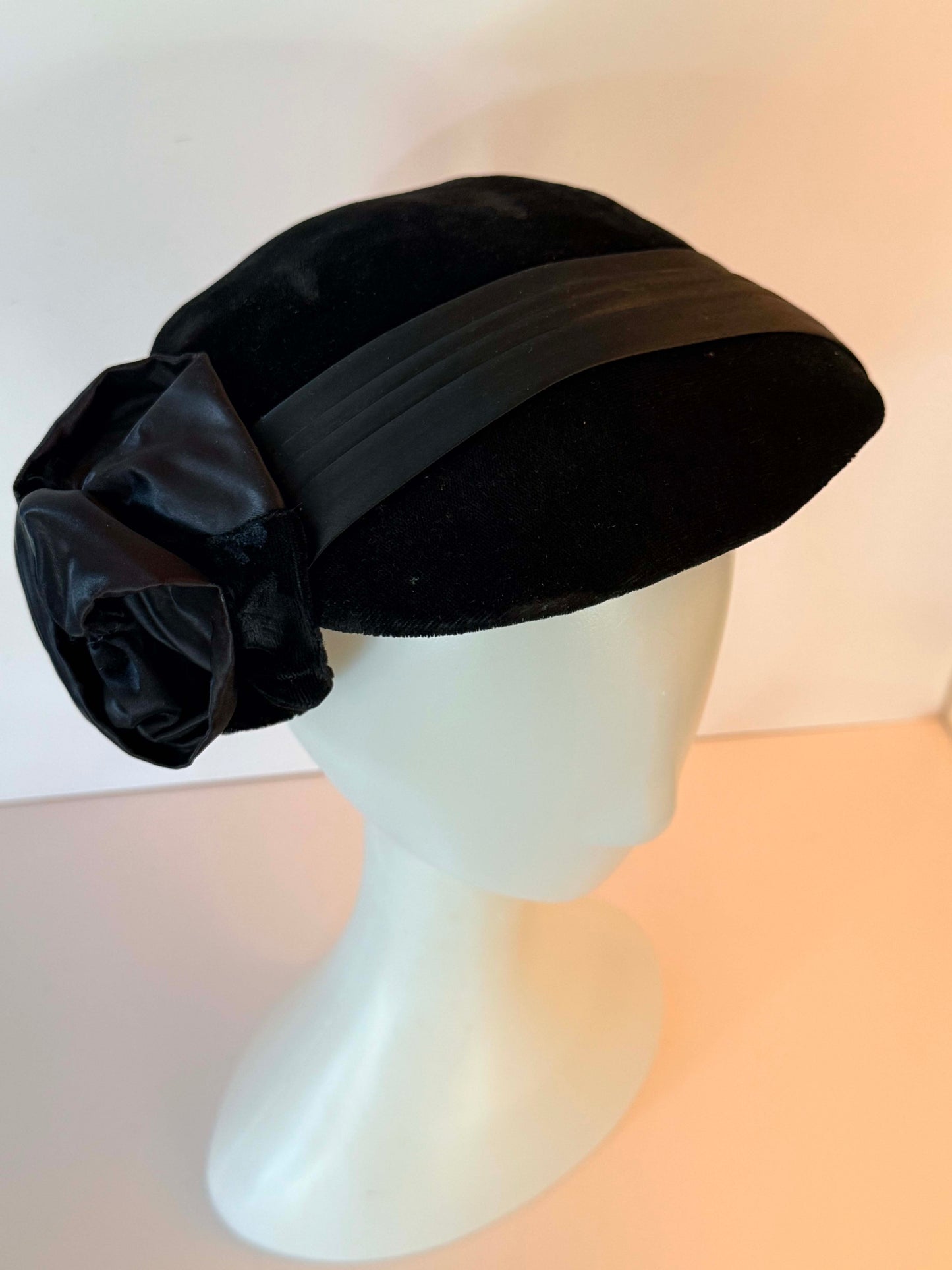 Vintage Black Velvet Tilt Hat | 1950s 1960s Cocktail Hat | Sculptural Velvet Fascinator | Formal Church Hat