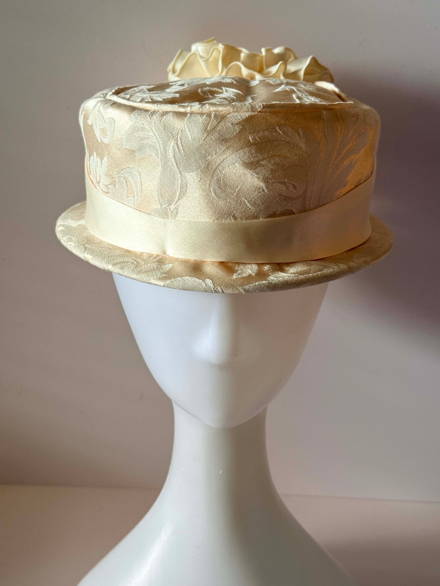 Vintage Ivory Pillbox Hat, Brocade Bridal Hat, Satin Cocktail Hat, Wedding Hat, Elegant Church Hat, Mid Century Millinery, Bridal Headpiece