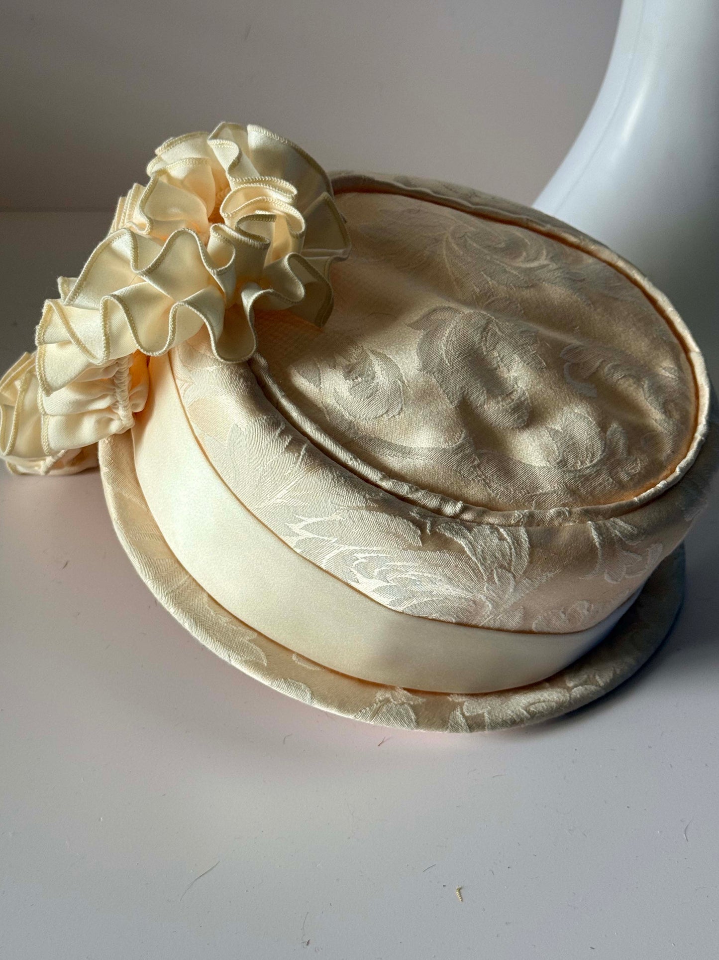 Vintage Ivory Pillbox Hat, Brocade Bridal Hat, Satin Cocktail Hat, Wedding Hat, Elegant Church Hat, Mid Century Millinery, Bridal Headpiece