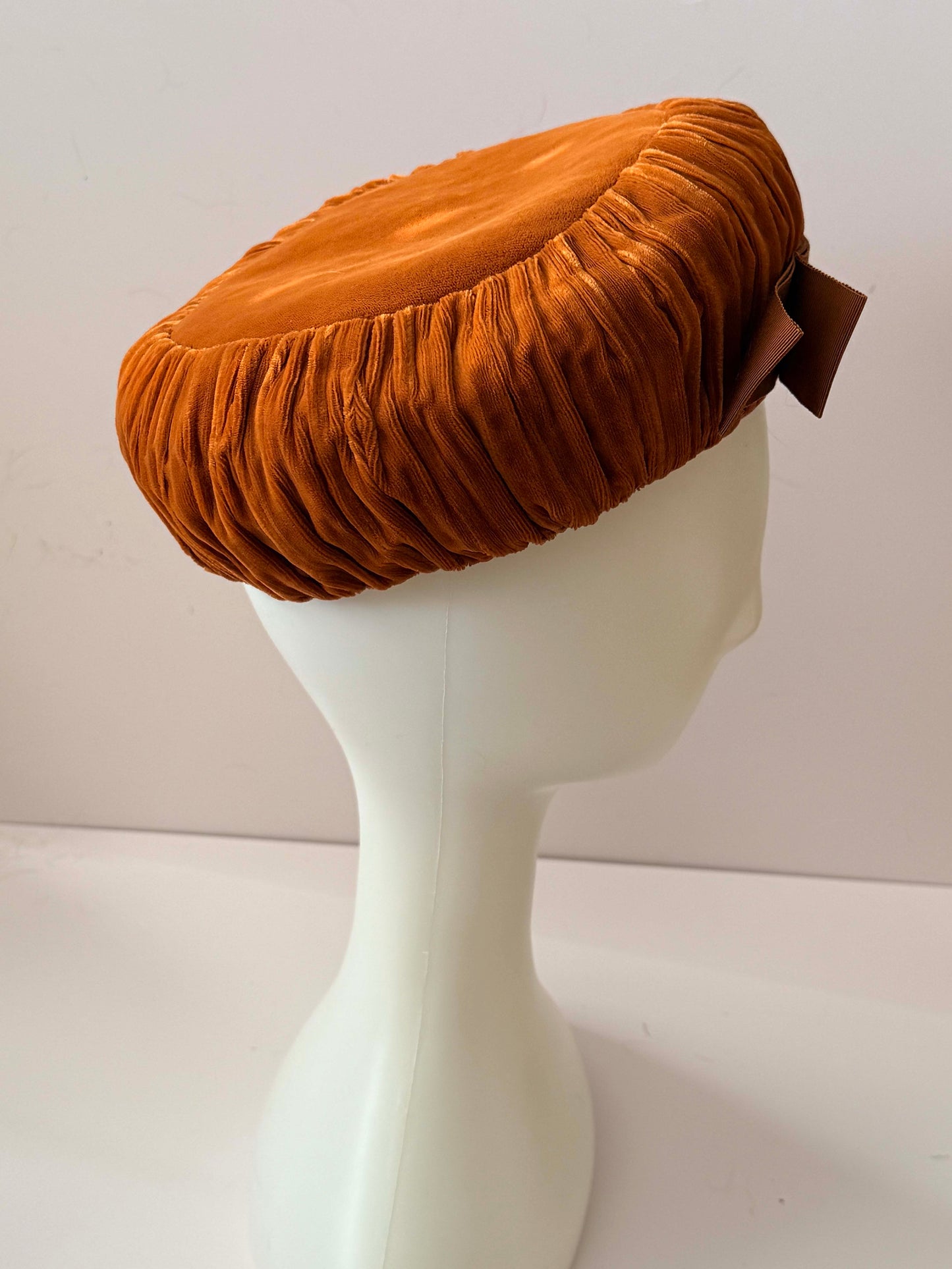 Vintage Vincent de Koven 1950s Velvet Pillbox Hat – Rust Orange Sculpted Beret with Bow