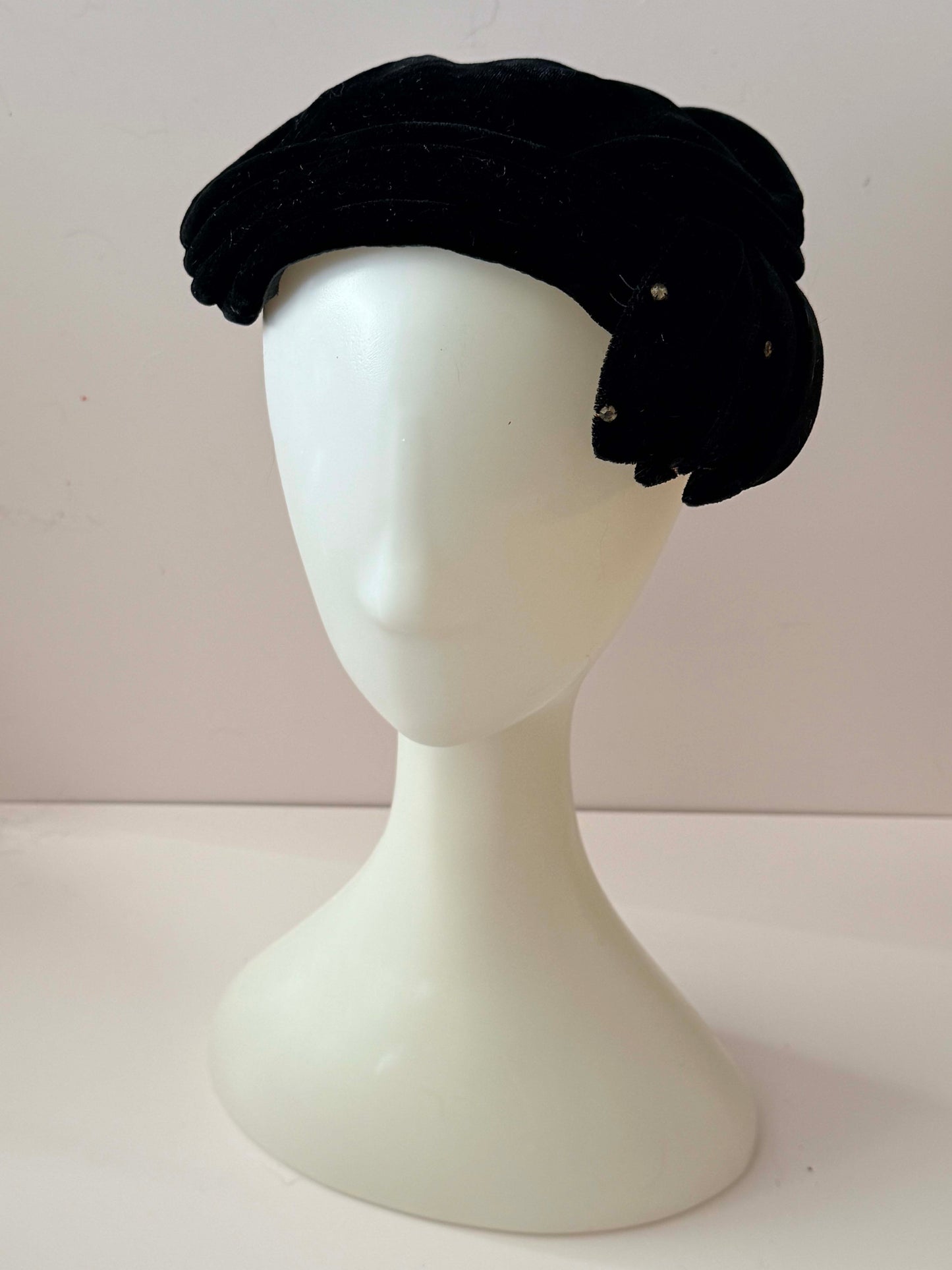 Vintage Black Velvet Rhinestone Fascinator Hat – 1940s -1950s Sculpted Audrey Hepburn Style Hat – Classic Old Hollywood