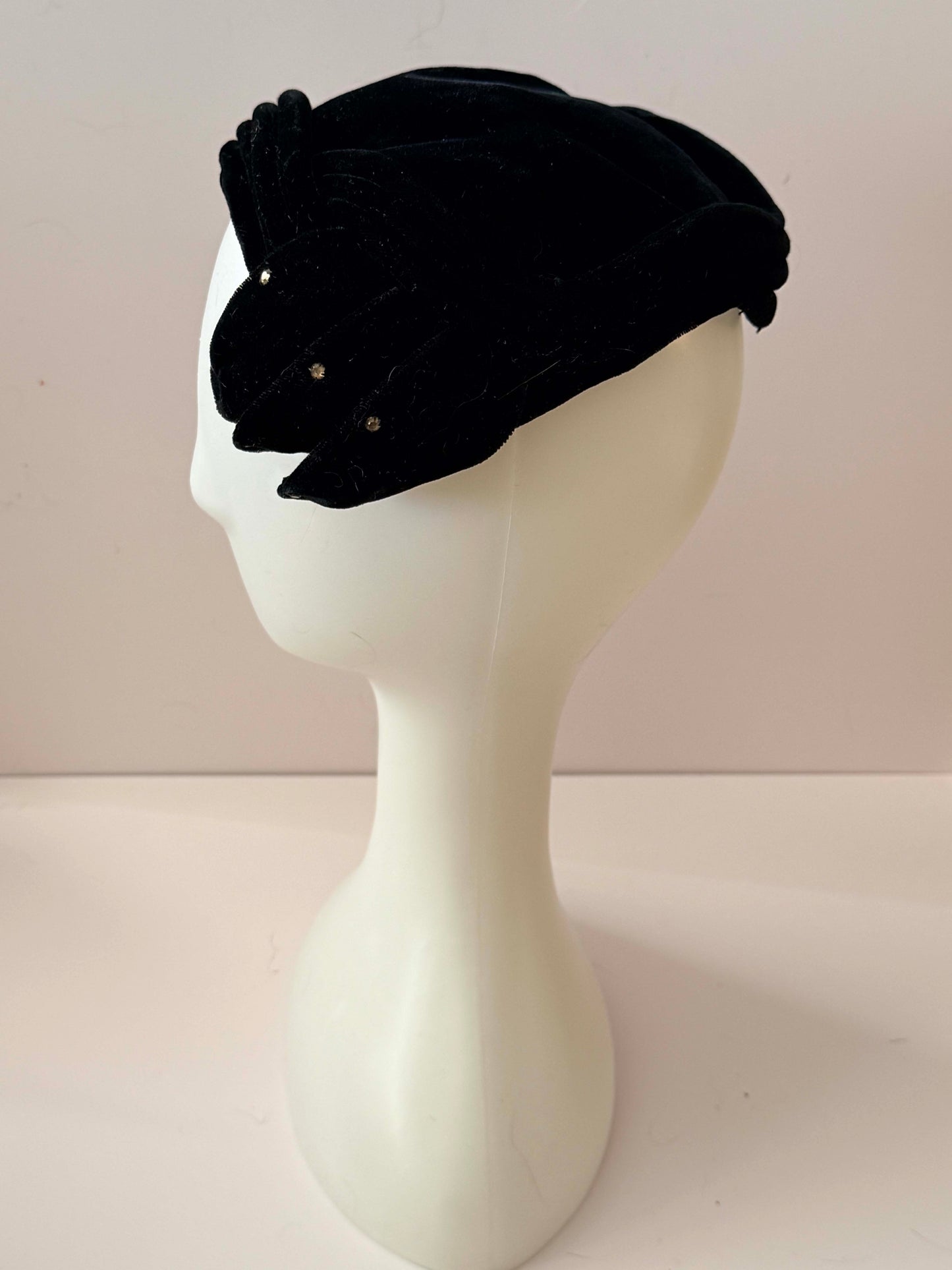 Vintage Black Velvet Rhinestone Fascinator Hat – 1940s -1950s Sculpted Audrey Hepburn Style Hat – Classic Old Hollywood