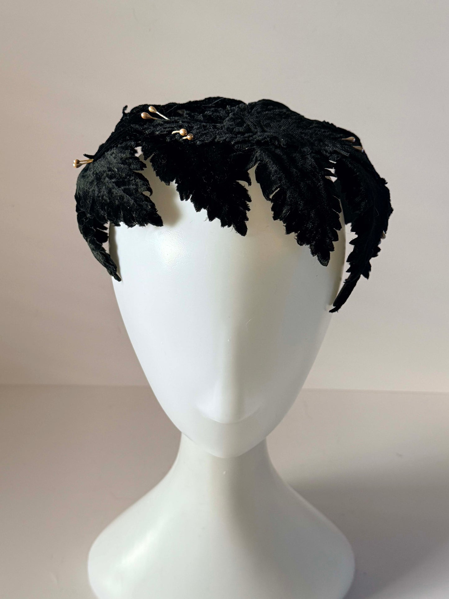 Vintage Black Velvet Leaf Halo Hat, Sculptural Velvet Crown, Cocktail Fascinator, Pearl Trim Headpiece, Gothic Bridal Headpiece, Evening Millinery