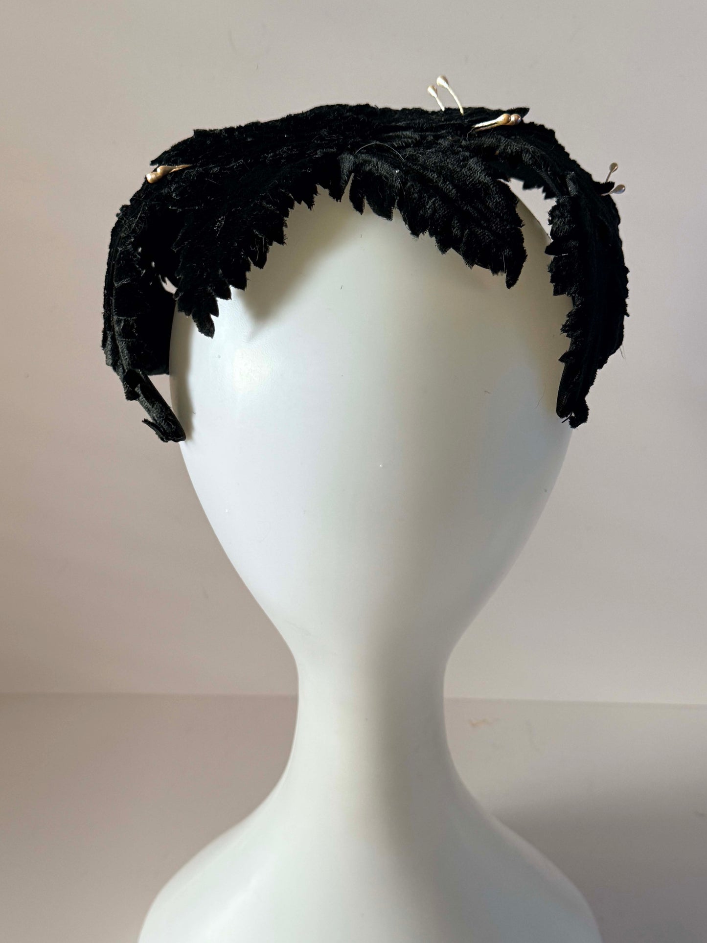 Vintage Black Velvet Leaf Halo Hat, Sculptural Velvet Crown, Cocktail Fascinator, Pearl Trim Headpiece, Gothic Bridal Headpiece, Evening Millinery