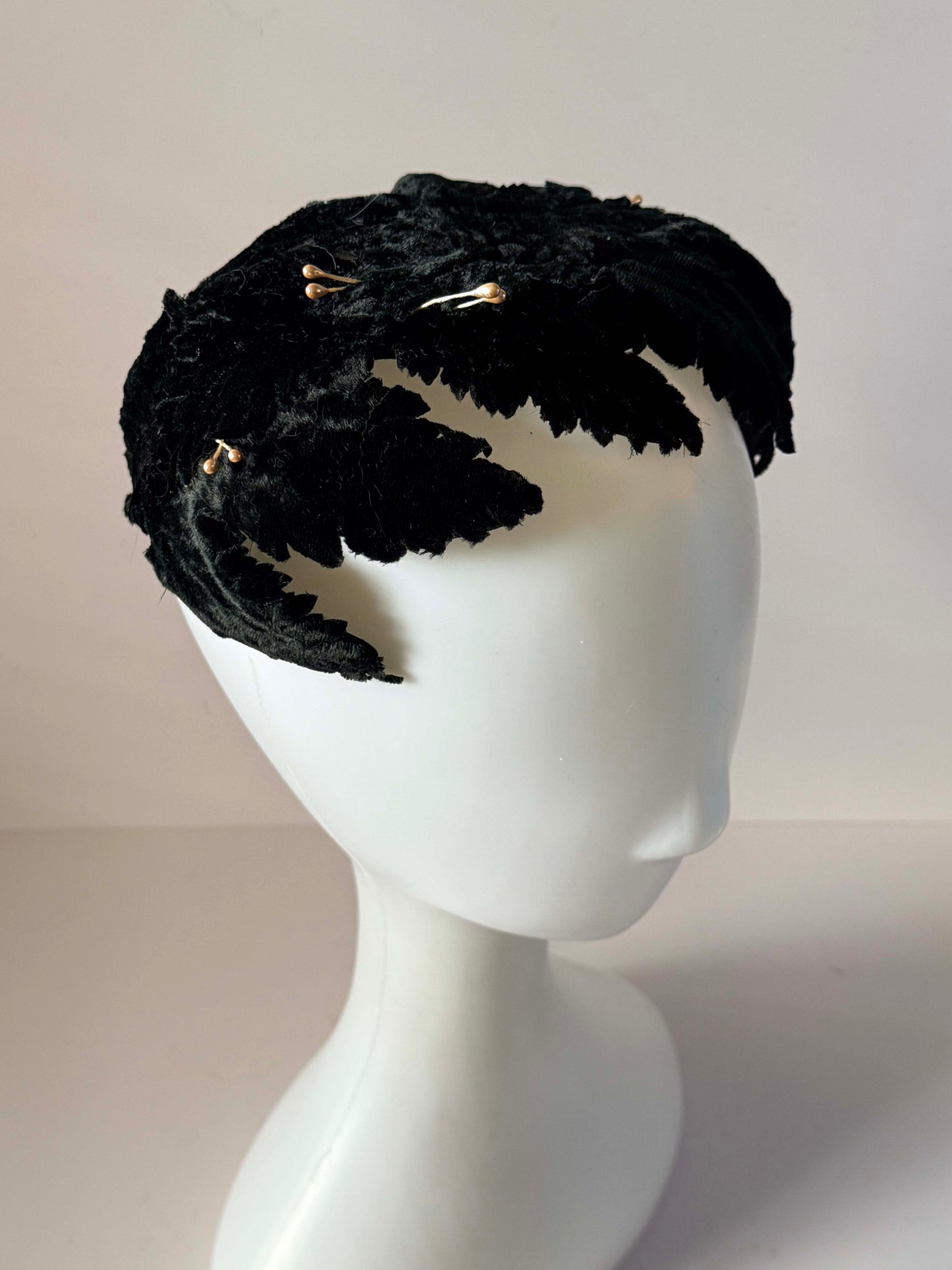 Vintage Black Velvet Leaf Halo Hat, Sculptural Velvet Crown, Cocktail Fascinator, Pearl Trim Headpiece, Gothic Bridal Headpiece, Evening Millinery