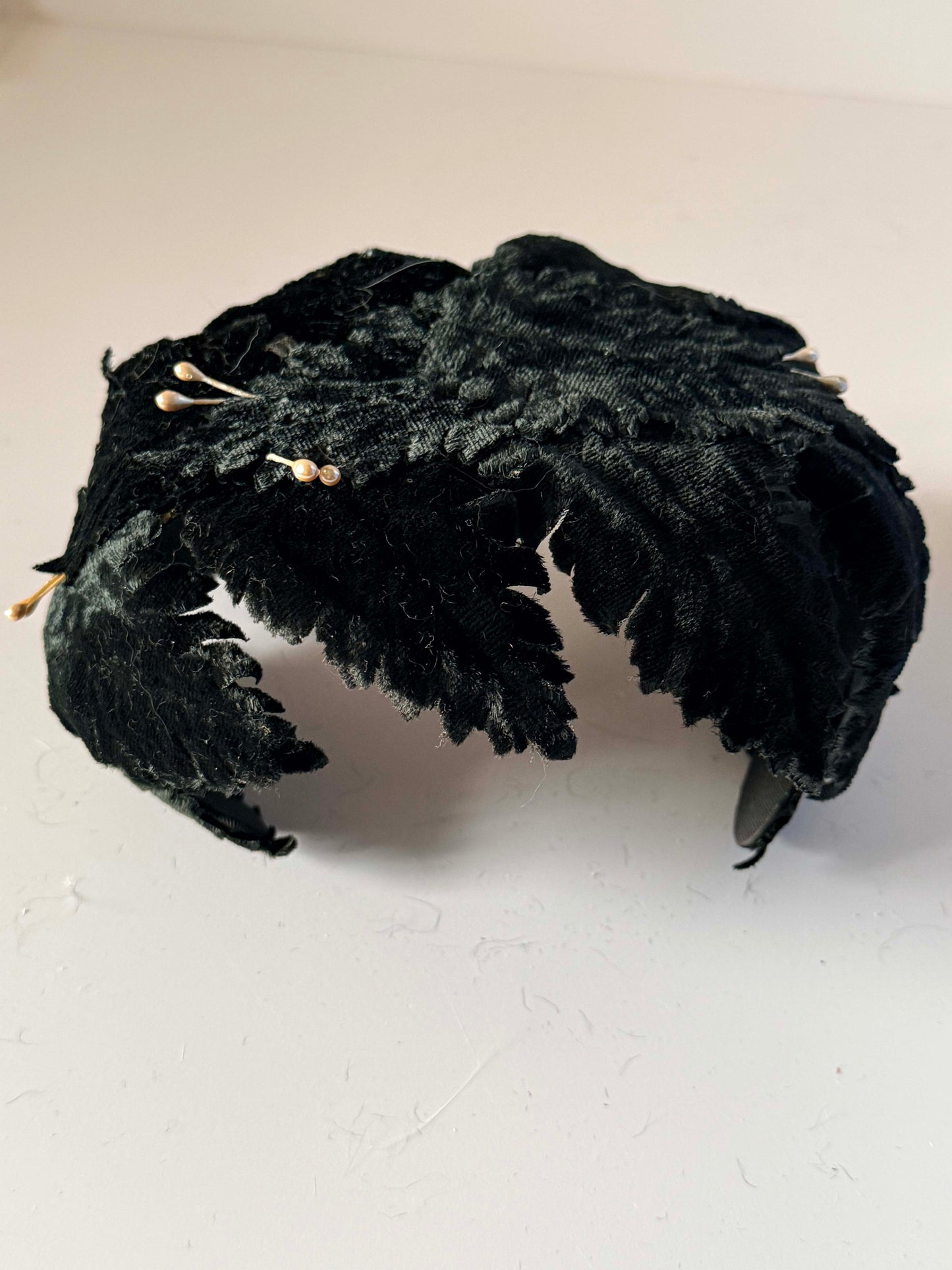 Vintage Black Velvet Leaf Halo Hat, Sculptural Velvet Crown, Cocktail Fascinator, Pearl Trim Headpiece, Gothic Bridal Headpiece, Evening Millinery