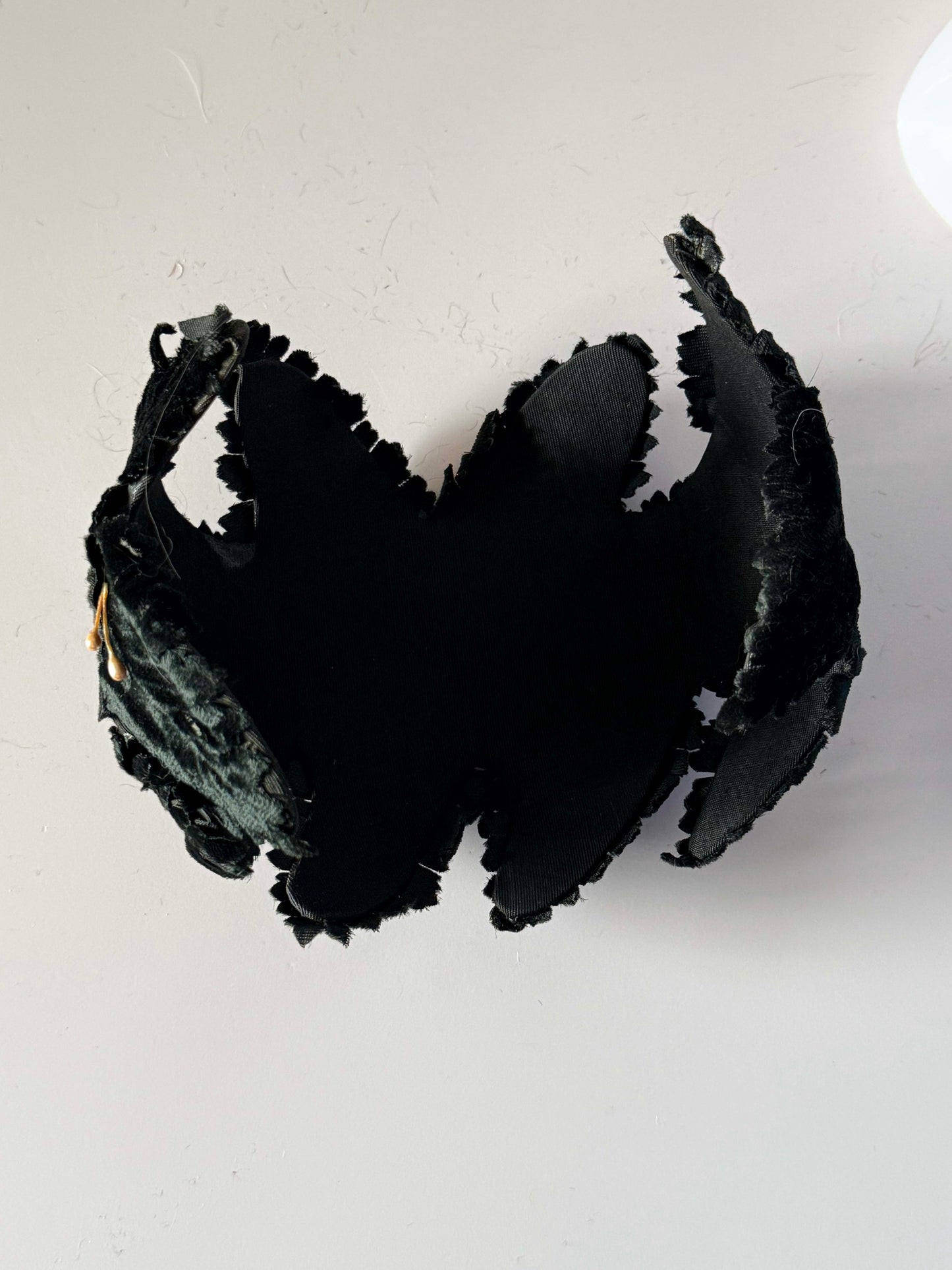 Vintage Black Velvet Leaf Halo Hat, Sculptural Velvet Crown, Cocktail Fascinator, Pearl Trim Headpiece, Gothic Bridal Headpiece, Evening Millinery