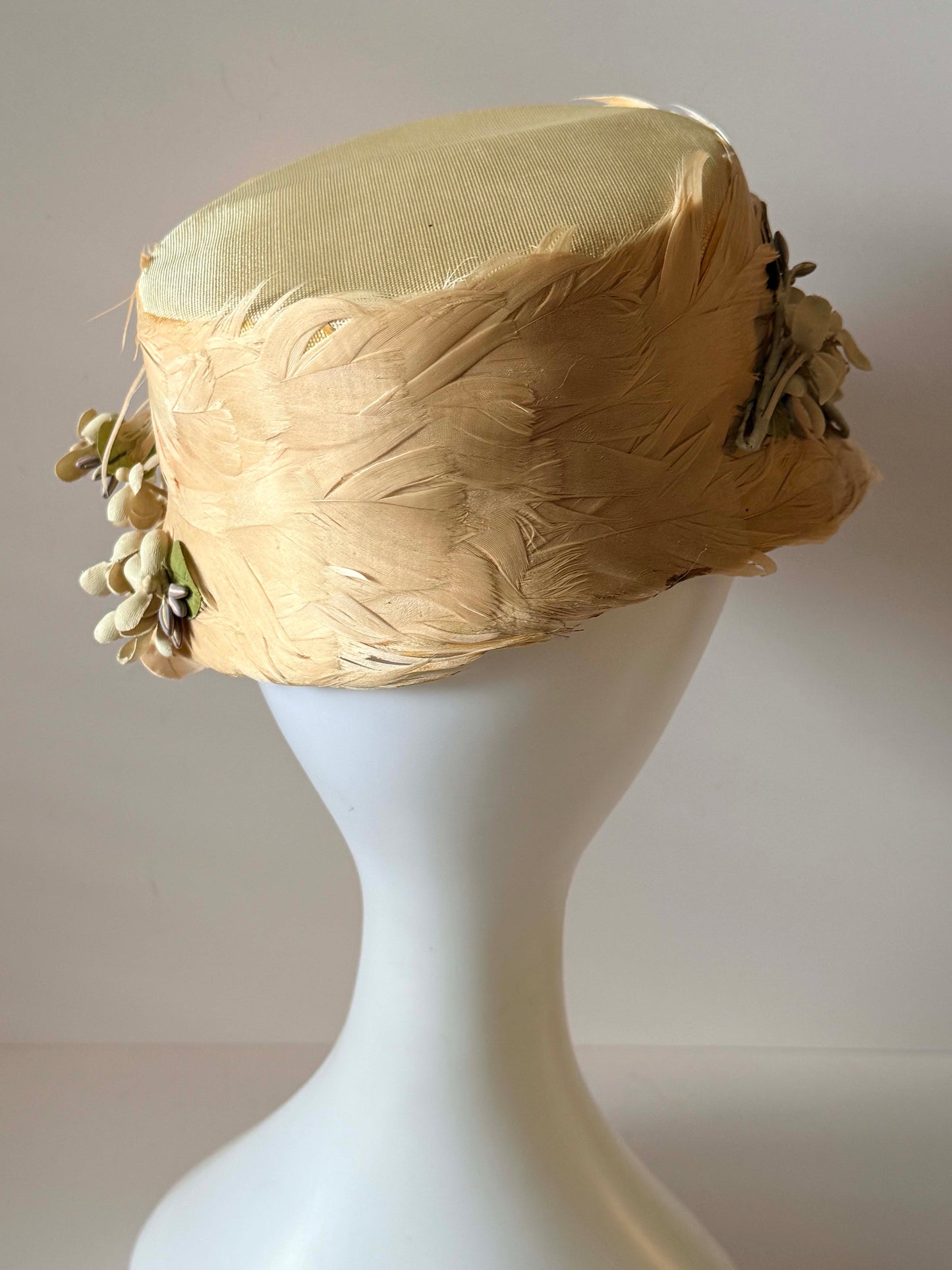 Vintage Valerie Modes Ivory Brim Hat, 1950s Floral Hat, Feather Wedding Hat, Bridal Cocktail Hat, Church Hat, Mid Century Millinery