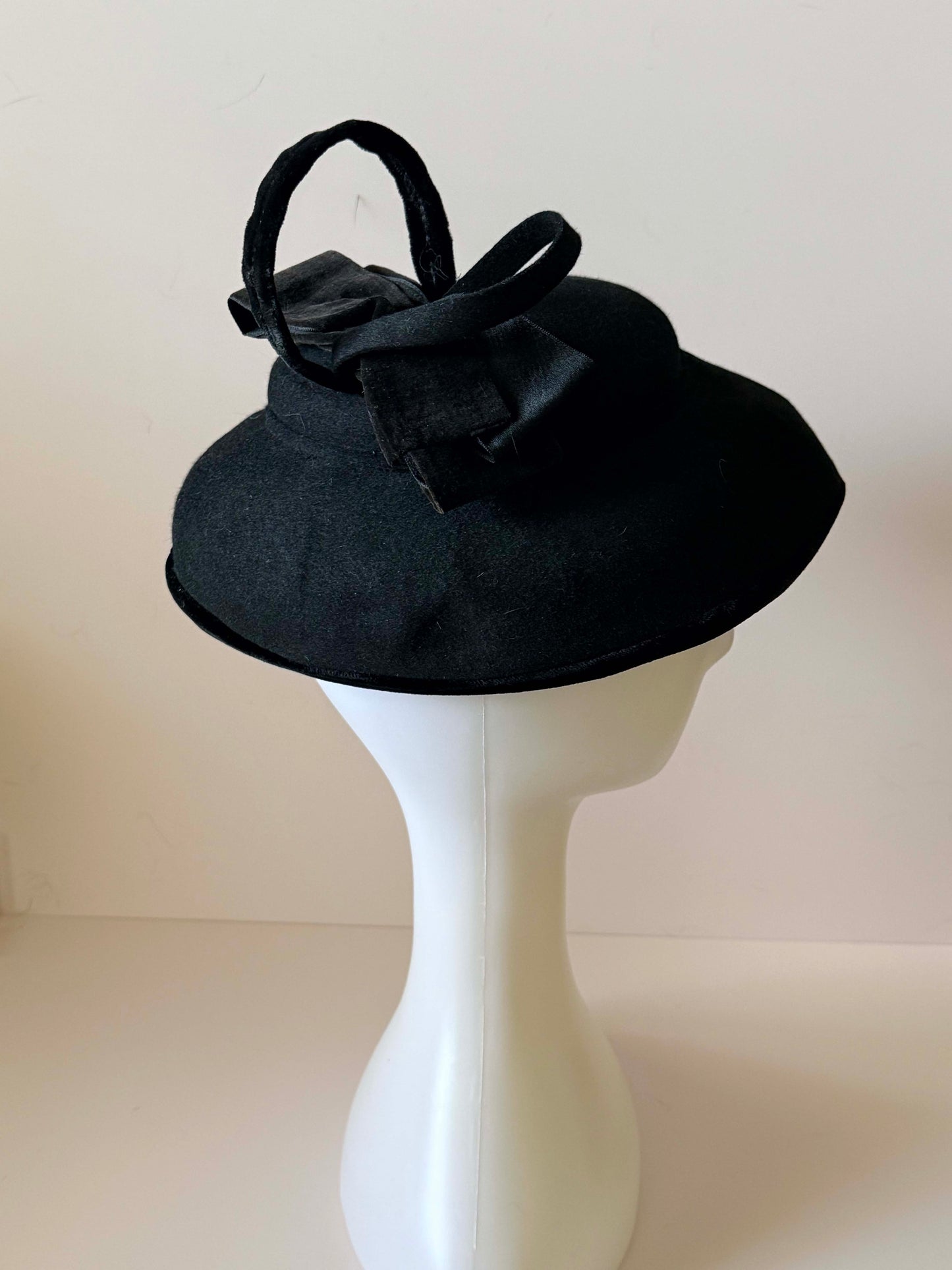 Vintage Lazarus 1950s Black Velvet Felt Hat – Sculptural Bow Hat, Mid Century Style, Classic Audrey Hepburn Style